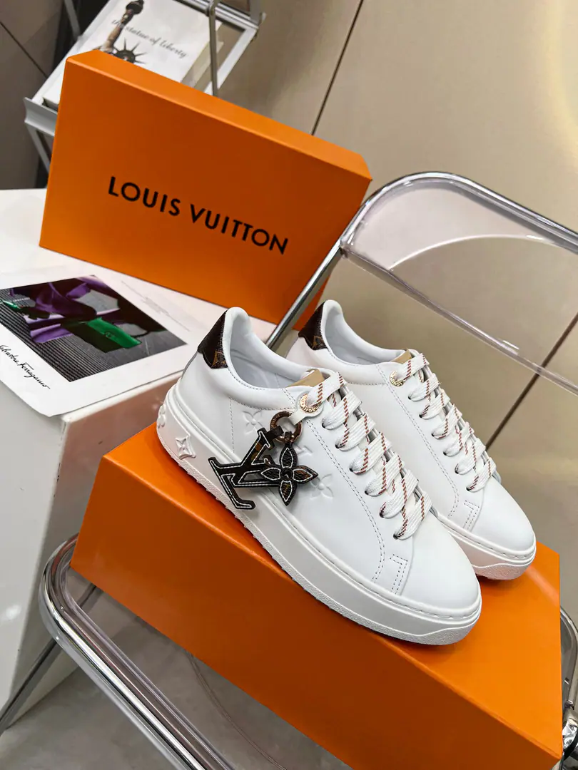 LV Sports shoesTime Out I want to blend cattle leather with Daningbu., Rejure the classics again.. Sideprint LV Little white shoe letters and... Monogram Flowers., The fury of the cow has a taste of the turquoise., ♪ Deepening the outside ♪ 3D Monogram Flowers.. Codes: 35-42Code,（34and42Codes can be ordered.38-45）Welcome to the top sheet.！
