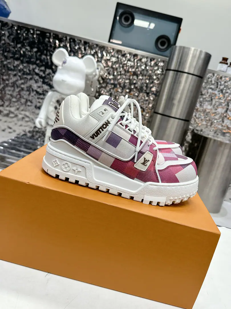 Lv 2024The early spring couple., Newtrainer maxiI'll show you my shoes.！ The new shoe sizes aren't too much different from the shoe-face design.！It's the shoes that get bigger and wider., The thicker and the bigger tongues of the shoes will replace the original visual effects., Open-module cartoon digital mold, I'm gonna fill up the whole shoe., More than anything else.！Female code number35-40 Men39-45