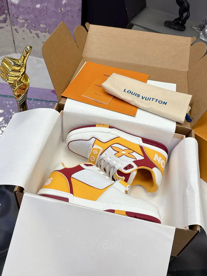 Plant Top VersionLVA new magic stick. Couple money. LV Louis Vuitton.LHome. Trainer 25- Open spring./New paragraph Leisure Sports shoes Skis. LV Trainer The inspiration for sneakers is from the ancient basketball shoes., Representative Virgil Abloh The idea of a landmark design A contemporary show of the ancient basketball shoes.. Pyre leather. The latter echoes the designs of the season's dressmaking series.. Monogram Flowers on the rubber bottom, LV Letters with shoe tongues. ✔️Fabulous.: Original customized head-level cattle skin ✔️Uchi.: The original custom-made air network. ✔️Otsumi!: DoubleTPUGroup Bottom ✔️Bottom: 3CM ✔️Size: 35-45
