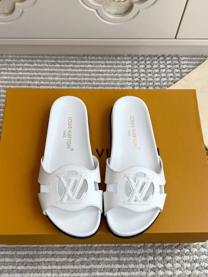 Batch 🐳LV｜ISOLA COMFORTEmpty slippers.✨ The counter.26Summer main boost., He's a very human being.IsolaThe series of chills., It's empty.LogoDesign is so low profile.. Import of head-story parchment+Cows are counter-feat., EmptyLVPrecision cutting Full leather mattress bed., You're not tired walking around in your long clothes. Original flower-stressed, slide-proof rubber floor. size: 35-39（40.41.42Do it.）