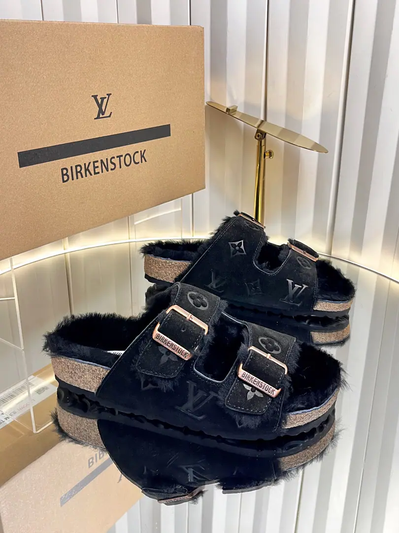 Women（Top Version）Furry slippers. Louis Vuitton × BIRKENSTOCKJoint Cooperation FundBostonSoft-bed slippers.Lv Bulken Muller wool slippers. The classic Bulcan soft-bed slippers were launched., A brand is a shoe type., The structure is based on the human engineering design., Let's make our feet completely free and comfortable., So the footbed is fully radian-tuned.. Summer inflammation., A pair of light and comfortable slippers., This oak wood bourken softwood slippers, Muller's shoes, and the old, leisure sand beach girl tows., It's a rescue.！ Shoe.: Customize old flower skins➕Cows are counter-feat. Uchi.: Bullskins. Shoes under the sole.: Original OpenEVASuper light material Codes: 35-46（Women40.41Men38.45.46Custom without re-offer）