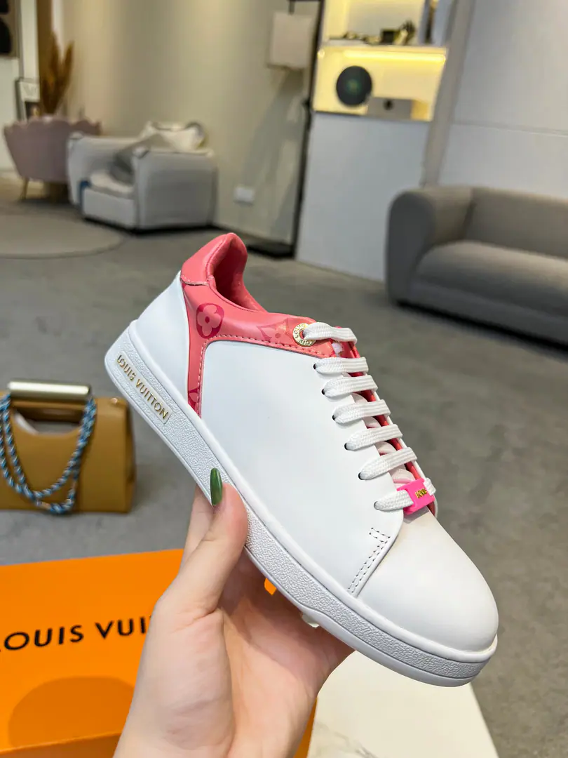Time Out LVI'm putting my sneakers in Louis Vuitton. 2023 The fashion element of Spring and Summer.. Leather shapes the luggage plate., "and echo the line of darts. Soft cow leather stamped on you. Monogram Pattern, Monogram Flowers with thick rubber outside.. Detailed features Monogram Skins of the oxen. Clip the rubber outside. LV Little white shoe letters and laces. Louis Vuitton Baggage Decoration Peeping eyes, the Louis Vuitton logo. There's a back end. Monogram Painted canvas. There's a side of it. Monogram Flowers.. Codes35-42.Welcome to the top sheet.！