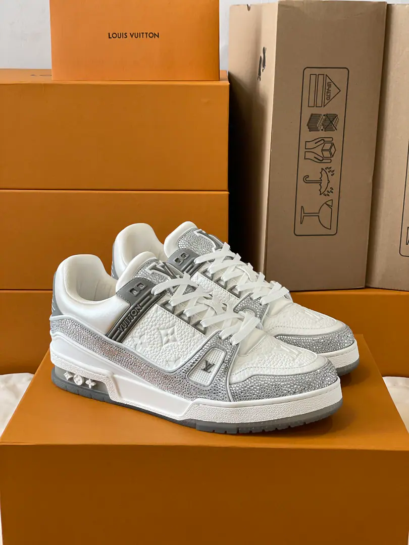 Top Version Couple money.💏 Paragraph LV Trainer The glitter of the crystals of the sneakers., To the designer.Virgil Abloh The original design of the Spring and Summer series is to be saluted.. The surface of the shoes and the rubber floors are a classic brush., Monogram Flowers dotted on it., I'm giving you inspiration from the ancient basketball shoes.. 🆚The only custom-made cow is a high-wild-lit cow counter-featuring. 🆚A private model.Vuitton Marking, Shoe straps. 🆚Customize silk slides. 🆚TPUCombine to base grinding and skating yellow ✅The original is hidden in the background.Monogram Flowers. Process: All computer needles are wired.. Shoeheads., Backset, Cold thermal process modifier. The whole set of holsters.. 35-40 39-44（45.46）