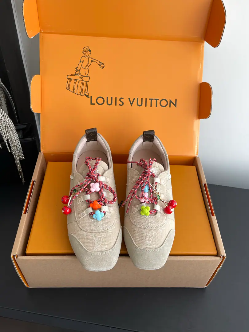 [🍒Append➕60] 🏧𝐋𝐕 SneakerinaThe ballet shoes. Flat shoes, leisure shoes. Paragraph LV Sneakerina Ballet sneakers for summer., Will Monogram Daningbu is a fine match with the same colored cow leather.. The pair of shoes with the color. Monogram Flowers hanging, It's a fun one.. Sides are accelerator. LV Letter and rubber Louis Vuitton logo, The distinctive features of the current design. Monogram Daning's fabric./Cow leather./A leather belt. Louis Vuitton ElementsSacchetto Process infusion TPU Outside Codes: 35-39（40.41Do it.）