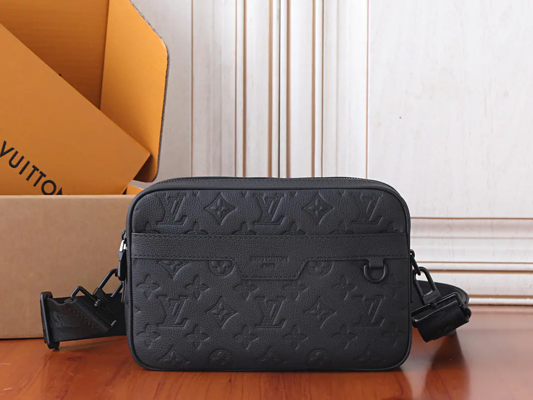 【 C01Dynamic chip】Top First List, Development of the original M28785✨‼️Paragraph Alpha Mailman bag combination Monogram Shadow Cow leather., Garage and metal pieces, We have zippers and front zippers.. A simple modern configuration, Dismantled shoulder belts allow comforting shoulder and slashing experience. 24 x 16 x 8CM (Length x High x Kuan) Triple silk process Monogram Shadow Cow leather. The leather side of the cow. Built liner Metal Labeling. Half-open frontal layer. Inline bag Put a bag on the zipper. The front is all right. D Circle Disableable, Regable shoulder belt Shoulder belt.: Disableable, Adjustable Half a band.: 40.0 centimetres Half a length of the belt can be moved.: 78.0 centimetres