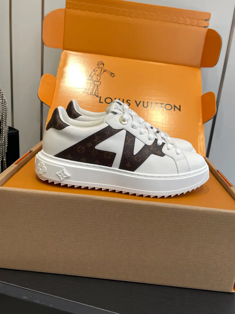 🏧𝐋𝐕Louis Vuitton. Leisure shoes, white shoes. The super-net red fashion masters grow grass. A simple shoe-style panel design BrandlogoPump flowers. Old flower, pick it up. Shoe-speaker. LV Circle Rubber tags are rich in detail.. The original shoe face customizes silk cow skins. The insides are covered with water and skin. One-forming processEVAFoot. Original OpenTPUOtsumi! Size35-41 [40.41Make a reservation.]