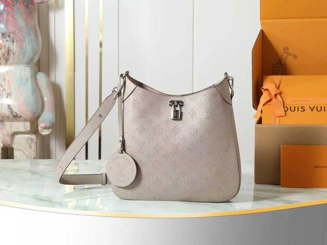 【Top First List It's so exclusive.】M14617Gray M14618Black Paragraph All Around The medium handbag is a picture of the flower leather. Monogram Puncture pattern, To upgrade the classics with a locking button.. Leather decorations show the details of the heart of the craftsman., ♪ No matter how slanted or shoulder ♪, You can all be elegant and show your daily shape.. Dimensions: 28x25x8cm