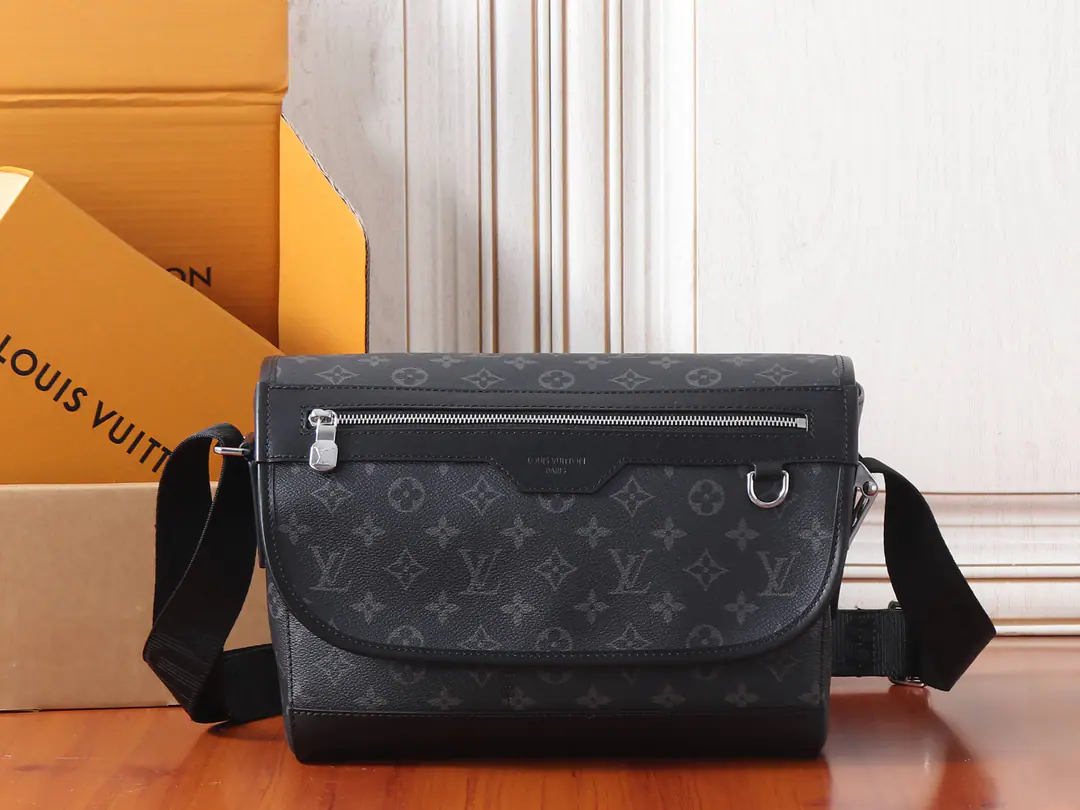 【 C01Dynamic chip】Top First List, Development of the original M28630✨‼️Paragraph Courrier Mailman Package Monogram Eclipse Tiled canvas., Remodel the classic mailman package. Wide Main Layer, The zipper bags that are overstretched together with the hidden pockets below create a room for a full harvest., Storeable mobile phones, Keys and other travel requirements. 37 x 27 x 12CM (Length x High x Kuan) Monogram Eclipse Tiled canvas. The leather side of the cow. Built liner Copper The caps are with the zipper. The top is covered with a front-end bag. Big-bond main partition. Acceptable 11 Inch tablet computers Inline bag The front is all right. D Circle Shoulder belt.: Undismantable, Adjustable Half a length of the belt can be moved.: 70.0 centimetres