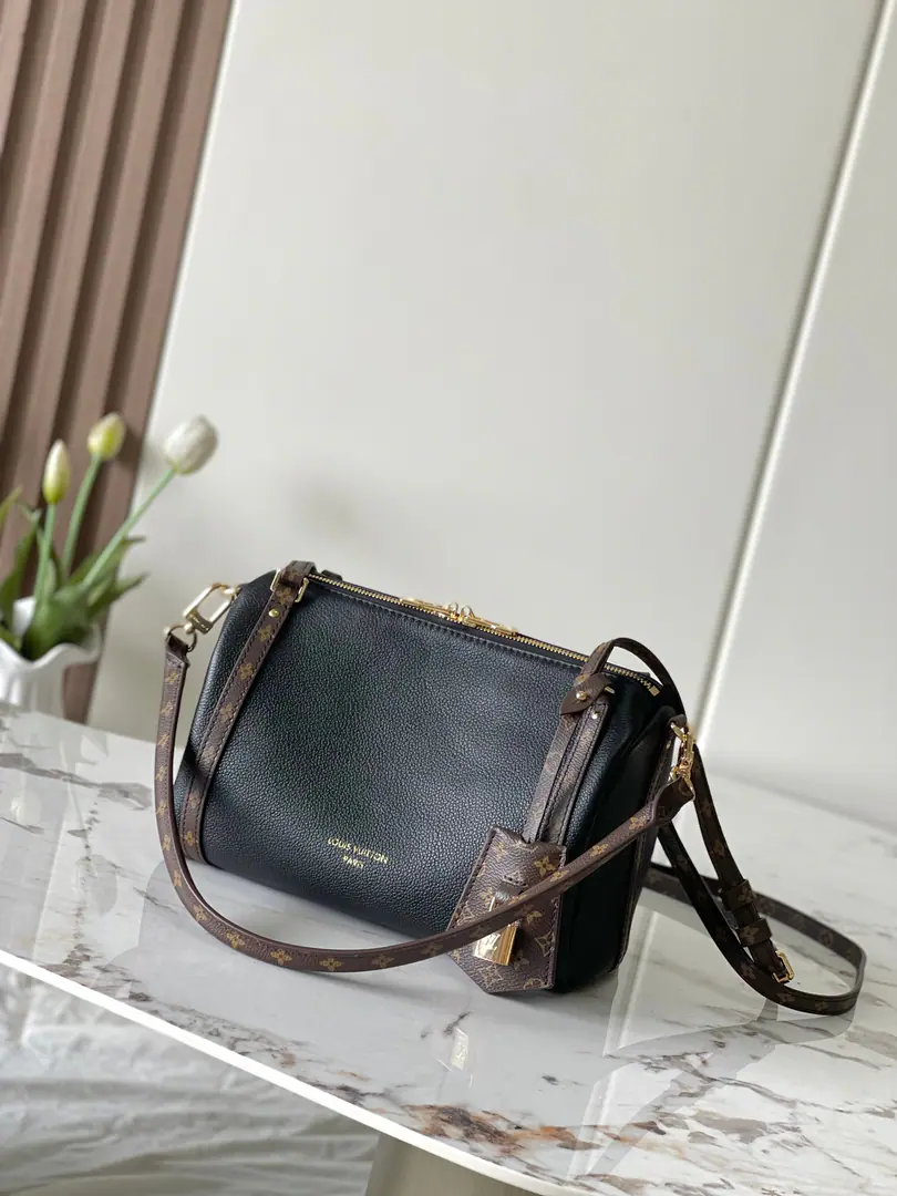 Paragraph26039Black trumpet grinding sands. Top First List Half steel hardware. c01Chip ​【EXPRESS Small pocket.】 M26039 Black M26360 Ashes green M26905 Ivory White Paragraph Express Small handbags are urban., It's inspired by brand classics. Keepall Travel bag. I'm going to use a delicate cow leather to make it., I'm not sure. Monogram Classic flower edge and liner, Metals and sign-key packages and locks, The essence of Louis Vuitton's travel tradition.. A fine size that takes up everyday objects., Multiple backs are switched., It's a modern city.. Dimensions: 17 x 13.5 x 26 centimetres LPJY60153177 (High x Kuan x Length)