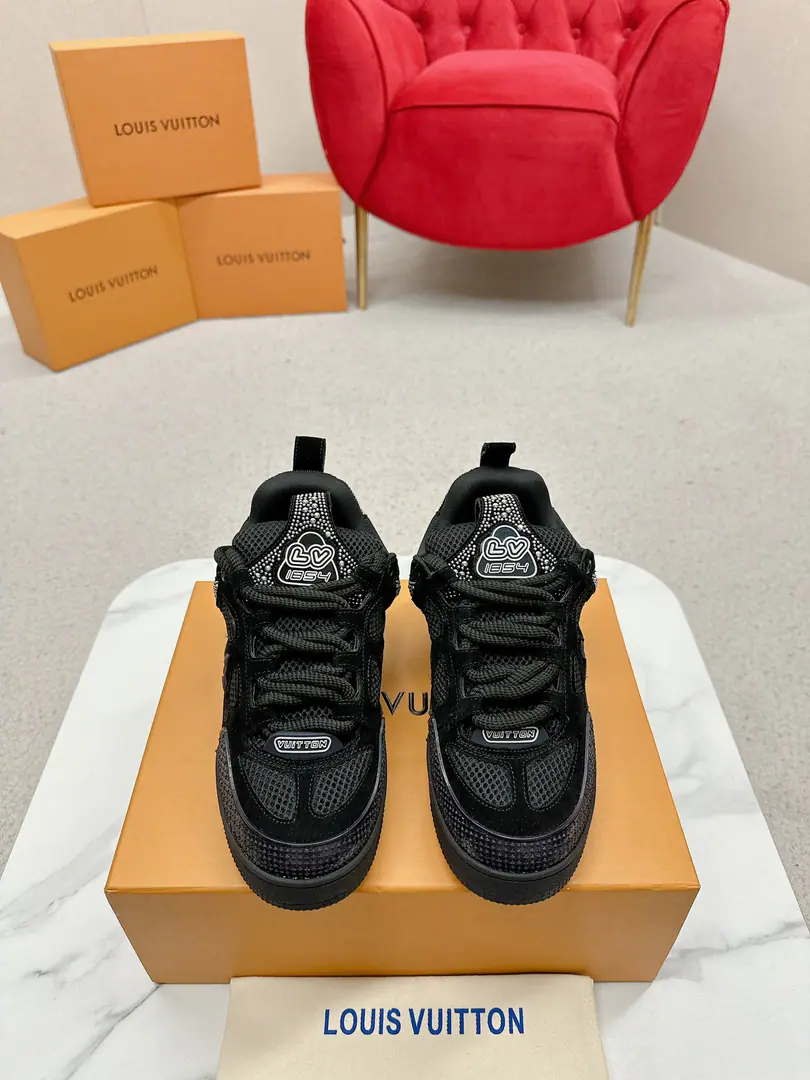 🅿️ Louis Vuiton·Louis Vuitton.🍀 🍀 LV SkateA series of bread shoes.-Skis.-Basketball shoes.-Leisure sports shoes Top Version🔝Original purchase development for sale👍🏻[Fireworks]LV SkateFrom2020Start extensionThe ViewProfessional skateboarding., It's been going on.90The big ones.. The designers added the stylish element., Like open-faced shoes and tongues and direction.Axion, esandDCThe strap of honor.. This one.LVSK8The sneakers are different from the typical skateboard shoes., It's made of cowbucks., WithTPUArranged andMonogramTexture. And finally..., And on his heels and his tongue.logoAnd the side flower pattern.. ☑️ Fabulous.:Original customized head-level cattle skin+Airnet. ☑️ Uchi.:The original imported air network. ☑️ Codes:Women35-40 Men39-44（Women40 Men45.46Custom No re-election.）
