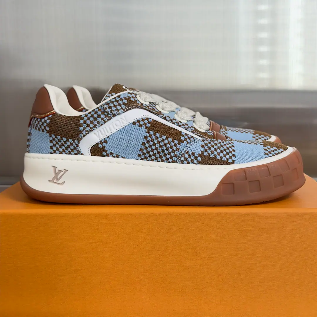 Top Version: Men LV Louis Vuitton. LHome. Donkey.TiltedSeries Showtime. Thick Leisure Couple money. Sports shoes Skis. Inspired by the... 2000 The ancient contours of the ages., LV Tilted It's a classic low-life man's sneakers.. It's a name that's a little slanted on the shoe tongue. LV Embroidation markings. The widebanded shoelaces are visible in proportion to the thick rubber plastics., Shoeheads. Damier Chessboard Ripples and Extradients Monogram Flower extension logo design language. This version is based on soft, fury cow leather., Leather shoes eye blades show the heart of brandsmen. The counter is beautiful.🛍📦 ▪️ Fabulous.: Original customized head-level cattle skin ▪️ Uchi.: The original is in soft sheep. ▪️ Shoes under the sole.: A unique model of a smooth rubber material. ▪️ Bottom: 3.5CM ▪️ Size: Men39-45（45Custom