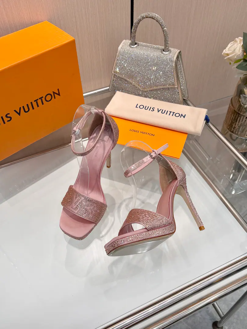 Plant price Requisition level】, Louis Vuitton 2026The official spring and summer series.！Perfect., New heels.🆕, Synchronise update of the network Lv- The drill.“logo”With a little bit, Shoe-face ironing rig., The details are full., The effect visual feast.💯It's hard to hide.lvThe grace is just fine., The upper foot is comfortable., Women are so good.. New original inverted, model, Extreme1:1shape, You're a good worker., Importing high-end fabrics shows a sense of precision.！ Fabulous.: Importing silk cloths Uchi.: Quality sheep skin. Foot.: Jelly., Italy is a big-ass country. 11- The squares./1.5A cubic water table covered with face skin Codes: 34-41（34.40, 41, Customize or not change） ​