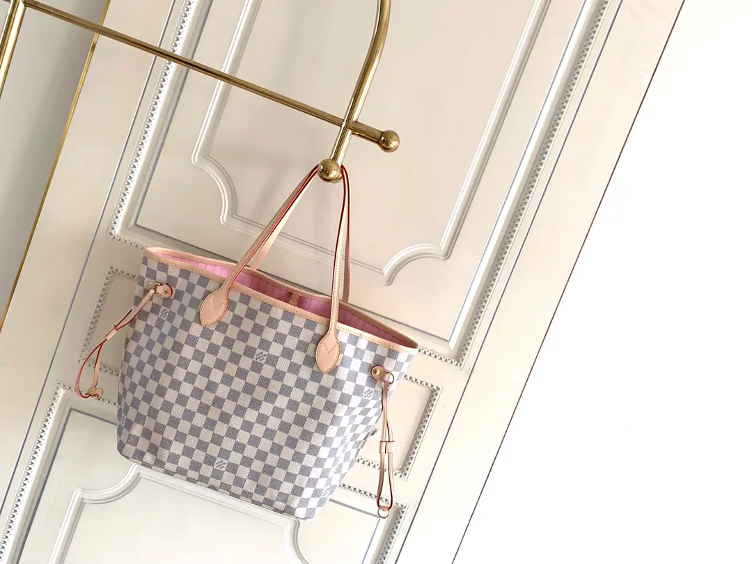 Medium, Developments CChip【It's so exclusive.M41604Medium 40995】 🎀🎀Classic shopping bag.💋💋Louis Vuitton. Neverfull A new classic handbag., Explore the fine details in the bag. The redesigned insides used fresh fabric lined and inspired by the retrograde details of the Louis Vuitton archives., There's nothing more commendable than a detachable zipper., It can be used as a handbag, either alone or in a handbag., And as an extra pocket.. The bright liner is Monogram The classic canvas adds more lively sense of activity.. Medium Size: （32*29*17） Large size: （40*33*20）