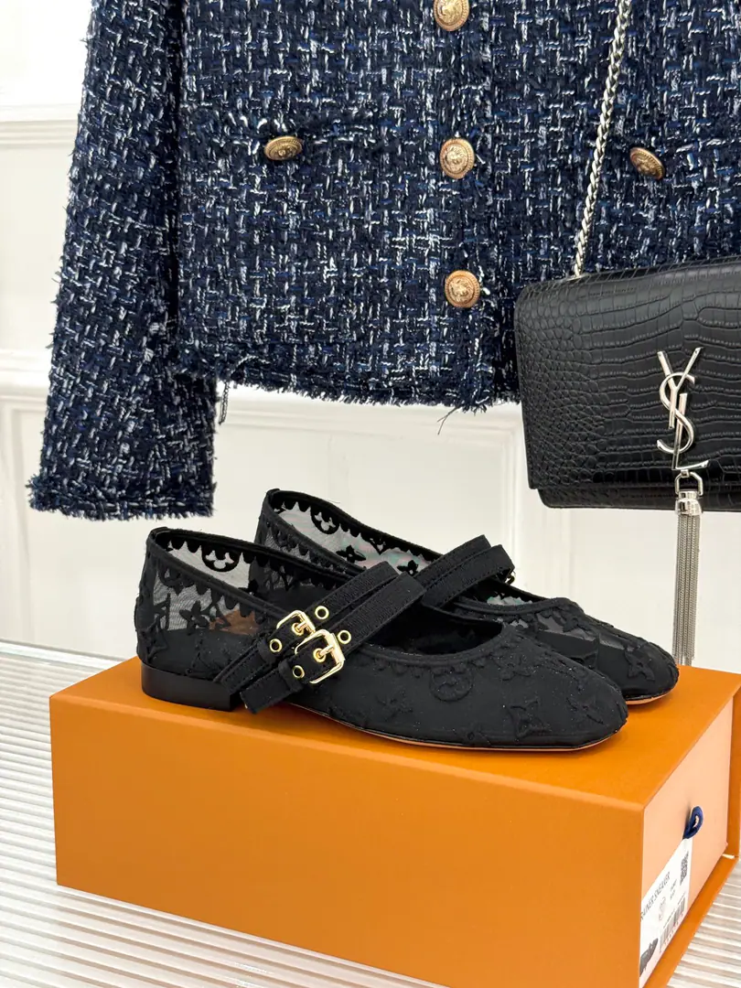🏧𝐋𝐕The donkey's new product is empty. - The flat Mary Janes. Top Quality The fabric is customized in the original version The inside feet are all sheep's skin. Italian imports are so thick. size: 35-41 [40/41Custom]