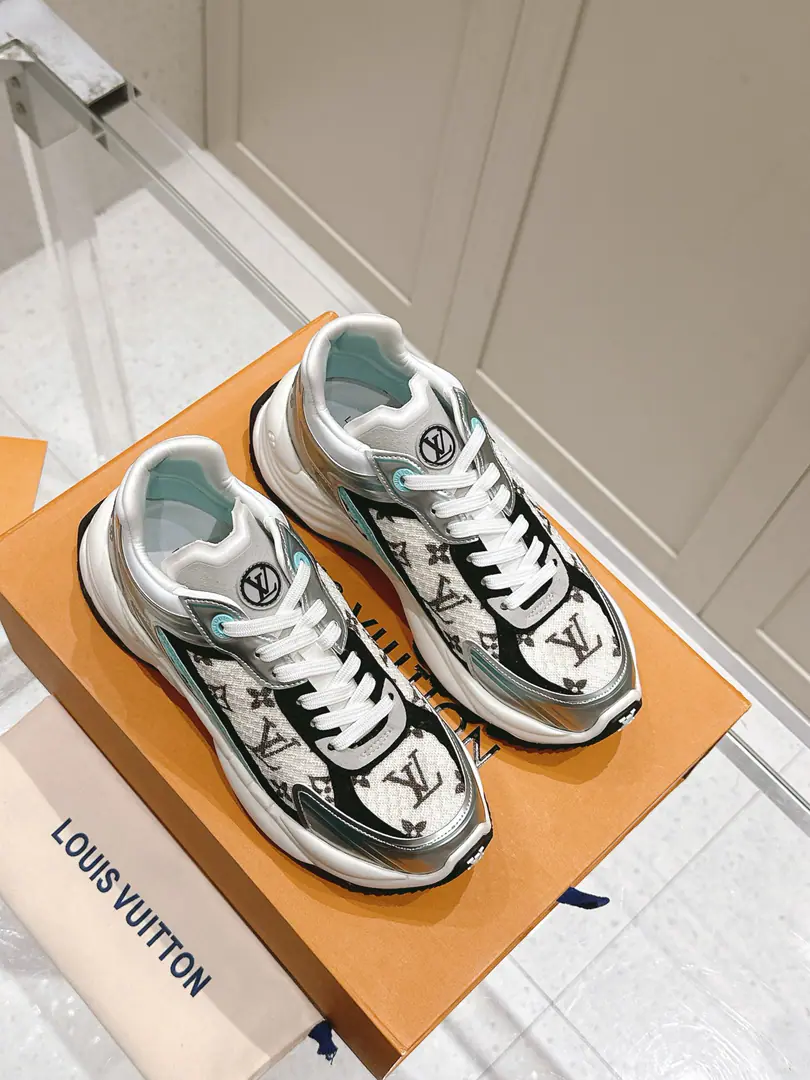 🏧𝐋𝐕Louis Vuitton.LDonkey. Explosive.RUN 55 Couples' sneakers. Network Flowers. Four leaf grass. Leisure SneakerRun-shoes. Dad's shoes.. Original procurement development Make the goods. Paragraph Run 55 The sneakers return to the new season., ♪ Putting together technology and leather ♪, Accomplishment-friendly urban configuration. Sides a little different. Monogram Flower pattern. The inspiration to re-exploit classic running shoes with a thick rubber bottom., To be comfortable and bounce back.. Fabulous.: Original custom-made imported cattle leather material Uchi.: In a high-pressure air-discharge network. Otsumi!: I'm the only one who's got a role model.TPU+PUBottom of Group Couple money.35-45