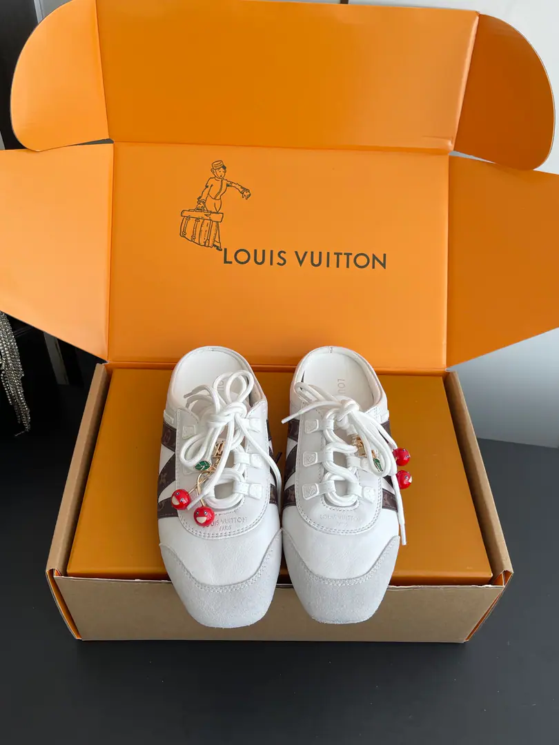 [🍒Append➕60] 🏧𝐋𝐕 SneakerinaThe ballet shoes. Flat shoes, leisure shoes. Paragraph LV Sneakerina Ballet sneakers for summer., Will Monogram Daningbu is a fine match with the same colored cow leather.. The pair of shoes with the color. Monogram Flowers hanging, It's a fun one.. Sides are accelerator. LV Letter and rubber Louis Vuitton logo, The distinctive features of the current design. Monogram Daning's fabric./Cow leather./A leather belt. Louis Vuitton ElementsSacchetto Process infusion TPU Outside Codes: 35-39（40.41Do it.）