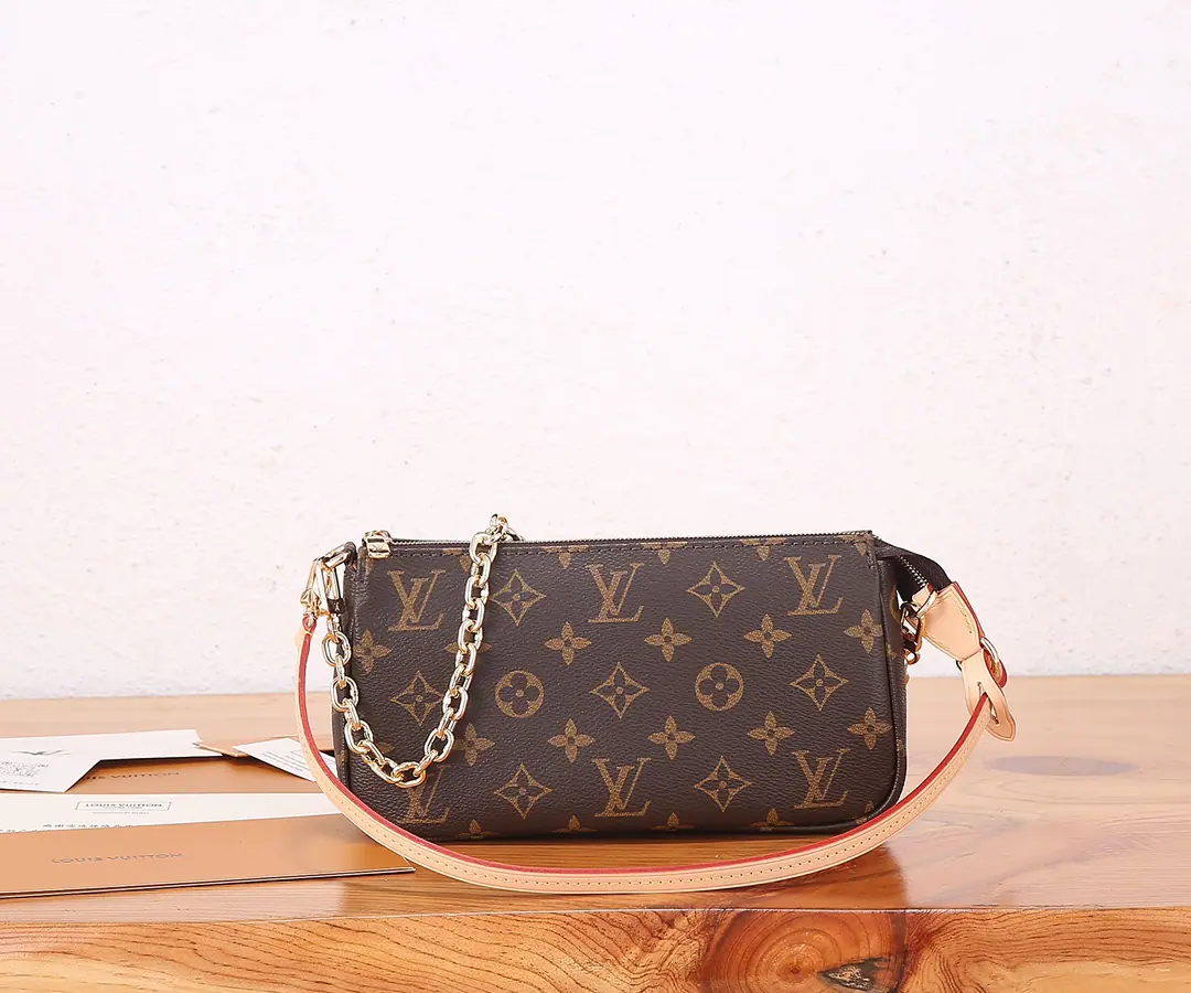 P【 C01Dynamic chip】‼️Top First List, Enhanced version‼️Paragraph Pochette Accessoires Use the handbag. Monogram The canvas is a classic design., We'll open up enough space with a zipper., Inline zippers pocket., Pocket bags and card layers, It's a safe way to cover daily requirements.. Leather shoulder belts and chains can be removed., Achieving multiple means of carrying back. Model: M82766 Dimensions: 23.5 x 13.5 x 4 centimetres (Length x High x Kuan)