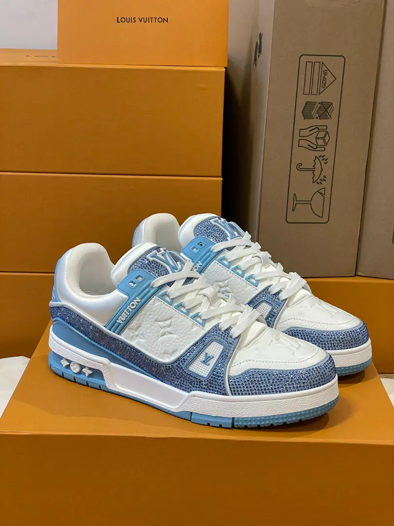 Top Version Couple money.💏 Paragraph LV Trainer The glitter of the crystals of the sneakers., To the designer.Virgil Abloh The original design of the Spring and Summer series is to be saluted.. The surface of the shoes and the rubber floors are a classic brush., Monogram Flowers dotted on it., I'm giving you inspiration from the ancient basketball shoes.. 🆚The only custom-made cow is a high-wild-lit cow counter-featuring. 🆚A private model.Vuitton Marking, Shoe straps. 🆚Customize silk slides. 🆚TPUCombine to base grinding and skating yellow ✅The original is hidden in the background.Monogram Flowers. Process: All computer needles are wired.. Shoeheads., Backset, Cold thermal process modifier. The whole set of holsters.. 35-40 39-44（45.46）