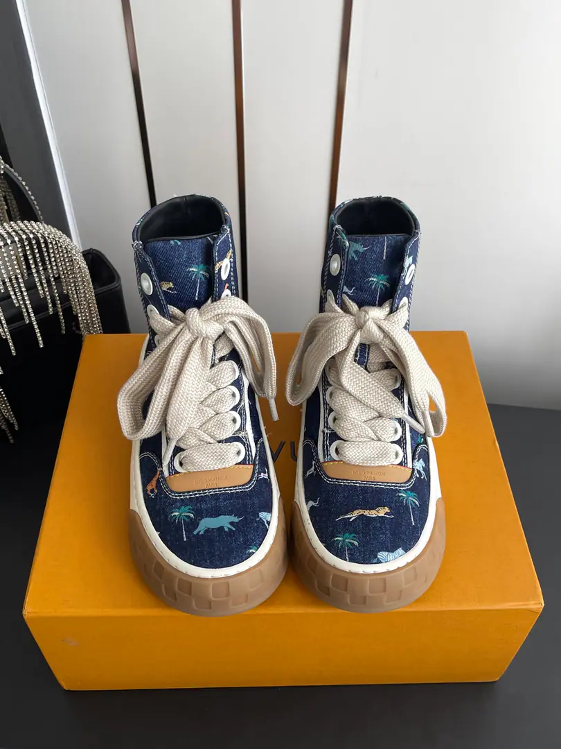 🏧𝐋𝐨𝐮𝐢𝐬 𝐕𝐮𝐢𝐭𝐭𝐨𝐧New paragraphLVThe Cheeky Ko Gang. Leisure sports shoes Original1:1Development！The upper foot is very comfortable. Luxury materials, - I'm doing a little work., The bottom print is European English letters. The shoes are imported from Italy, the skin is combing., The side of the side is branded.LOGOSigns and signatures, The latest emulsion pad.➕The netted inside., I'm so comfortable with my feet.. Original factory-specific double colourTPUGroup Bottom. Packet process Solid sewn by locks Codes: 35-45（Women40 Men45Make a reservation.）
