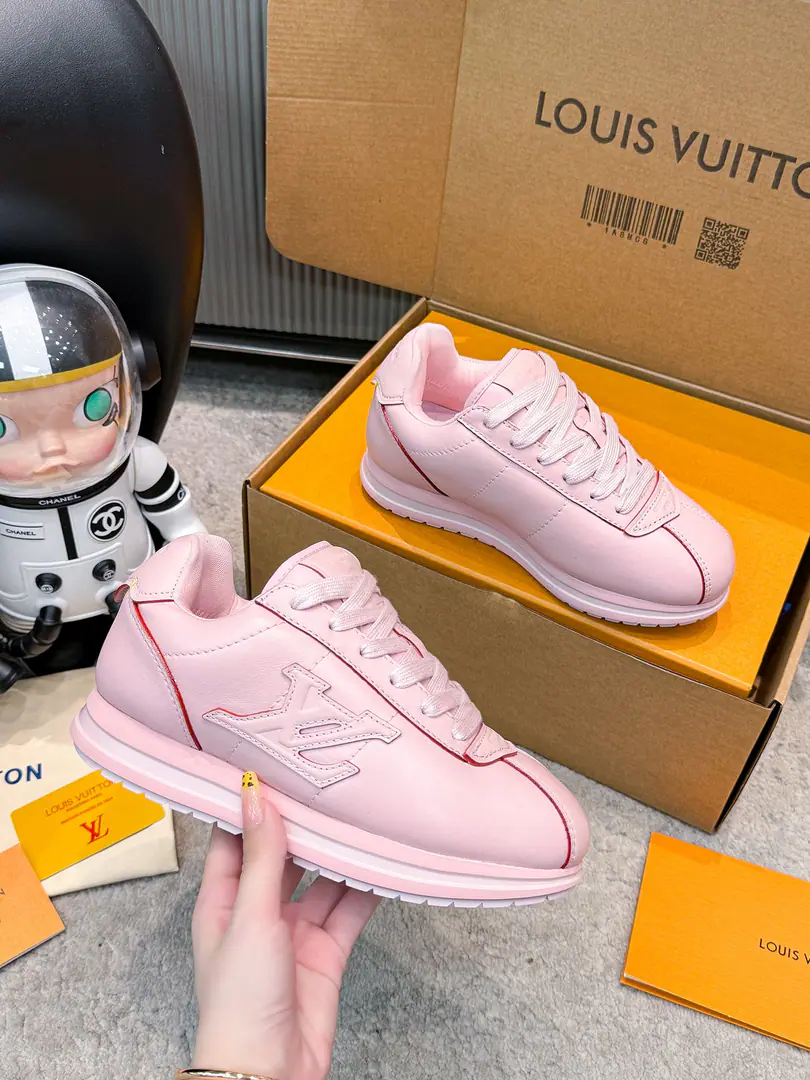 ❤️Couple money. Louis Vuiton Louis Wittenfield's joint show-off fat-ding-ass sports shoes. Gumps. High-end version This series includes a series of sports shoes from the simple style of the game to the popular sneakers. LV It's a sign of its thickness and modern beauty. The other formulas are luxuries, skins. - It's a leather and canvas. Some sneakers are designed with a sense of future. It's a function and comfort. And move on to the sports-style luxury shoes. Every detail is as it is.1:1Development Fashion original custom-made head-decked cow skin Inside, in the air network. The original shoe bottom is skating.TPUMaterial Bottom: 3CM Codes: Women35-40 （Women40I'll make sure I don't change it.） Men39-45 （Men45I'll make sure I don't change it.）