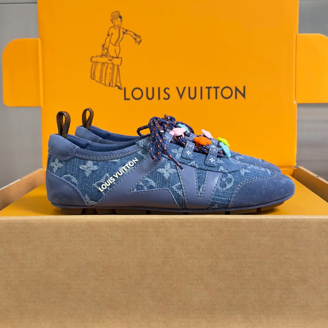 Top Version: Female LVLouis Vuitton. LHome. Donkey. LatestSneakerinaSeries Couple money. Mary Jane. Danin Cowboy. Ballet sneakers. - Tetsu. Leisure Flat shoes. Shoes. Paragraph LV Sneakerina Ballet sneakers for summer., WillMonogram Daningbu is a fine match with the same colored cow leather.. The pair of shoes with the color. Monogram Flowers hanging, It's a fun one.. Sides are accelerator. LV Letter and rubber Louis Vuitton logo, The distinctive features of the current design Send a cabinet for fine packaging🛍📦 ▪️Fabulous.: The original custom-made Danning cowboy. ▪️Uchi.: The original custom-made air network. ▪️Shoes under the sole.: Original modifierTPUMaterial ▪️Bottom: 1.5CM ▪️Size: Female35-42