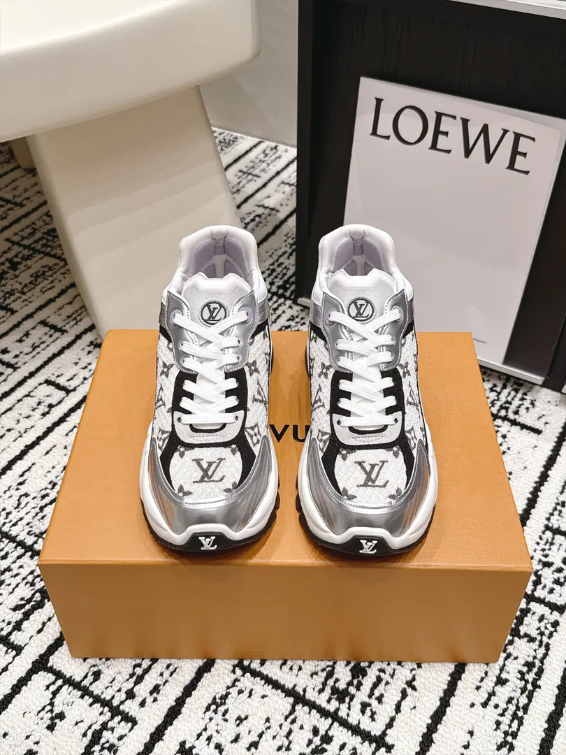 Requisition level #Female Louis Vuitton Run Away 26/New paragraph Leisure sports shoes​​ This is... ​​Louis Vuitton Run Away Sports shoes​​, White net shoes with silver leather., A light blue dot in the shoe tongue and shoelaces., Dark design, Both the tongue and the side of the shoe. LV Circle logo. The whole thing... LV Two years of a hot, old-fashioned shoe.. The shoes are not bad., A few key points. ​​Quite new.​​: White + Silver + The blue color is very good., Summer is a perfect dress.. ​​We're getting thicker.​​: It's a certain increase., But it's not that big a deal., It's natural to wear it everyday.. ​​I'm gonna get some air.​​: It's not boring in summer., Comfort is good in the same price.. ​​More colours​​: Except for this white blue color., And black and white., Pink, Full white waiting for multiple colours. Size: 35-39（40.41I'll make sure I don't change it.）