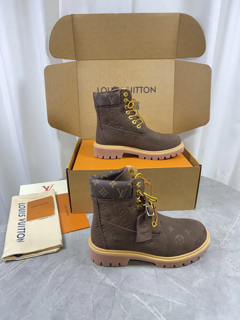 Top Version: Couple money.LV x Timberland - Timper. Joint contributions Old flower. Pump flowers. Big yellow boots. And ankle boots. Short boots. LV x Timberland And the ankle boots. Monogram Water-proof, velvet-faced cow leather., The master craftsman of the brand is a master of the Italian classics. Timberland 6 Inches of boots., You can see it in American style. Pharrell Williams Made it. 2026 Autumn Men's Dress Show. Monogram Scratch., Timberland The original shoelaces and the outer lookout detail., Leather tags are written collaboratively Send a cabinet for fine packaging🛍📦 ▪️Fabulous.: Original customized import of head-level cattle skin ▪️Uchi.: Original custom skin/The net. ▪️Otsumi!: Original modeling of slide-resistant rubber material ▪️Bottom: 3.5CM ▪️Size: Female35-40 Men39-47Batch