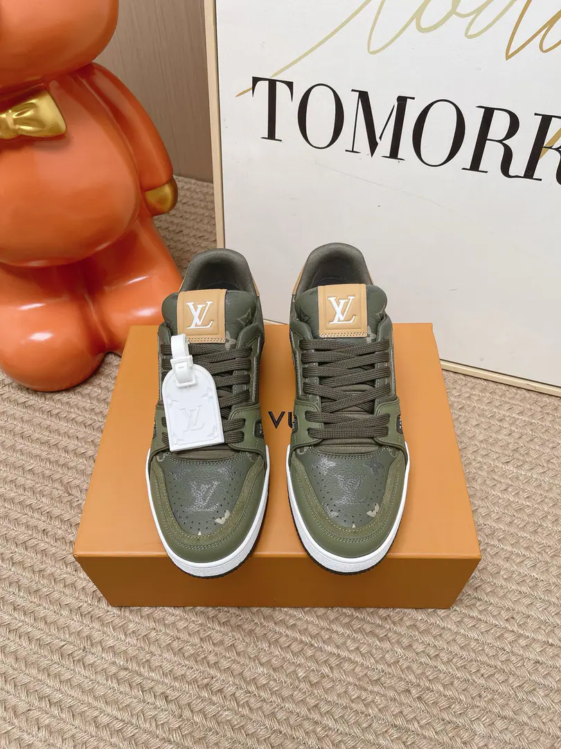 Top Version: Couple money. LV trainer~~New Upgrade~~Classic Return❗ Couple money., Skis., Basketball shoes., Sports shoes…… LVNew Sports Series. The reenactment.. Into the family's many classics.. Super handsome.~~ Full leather fabric., MatchLvThe badge., In the airnet., Original Base, Original shoes,, More details are perfect for the big stuff. size: 35—45（Women41.Men45Do it.）
