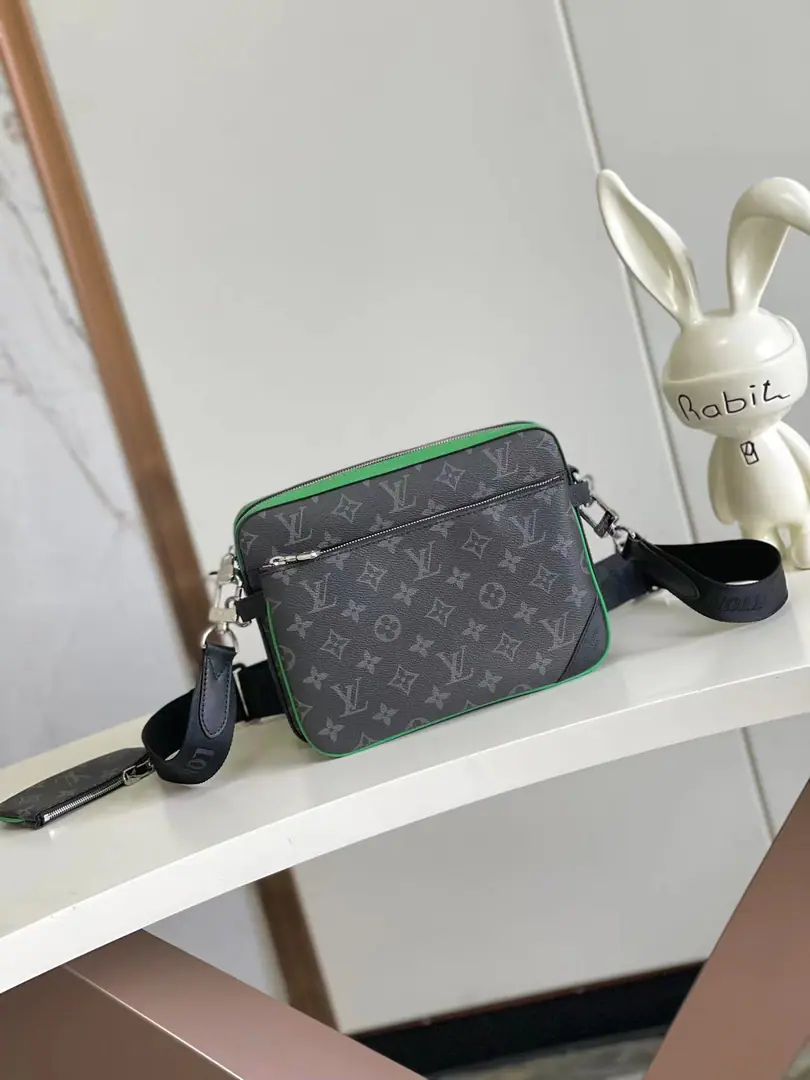 【Outside Haiwon‬Single A home of the truth.‬Shoot.】 Dynamic chipM12490Ash M12766Green M26052Green Three new male bags, postman package series Paragraph Trio Postman's bag is by Monogram Eclipse Reverse The canvas and the details of the attention shape the three-in-one design.. The pocket wallets on the front of the zipper and the shoulder belt can be removed., Complimentation of functionality design with the main bag. A reconciled and disassembled fabric strap with Louis Vuitton markings, ♪ To provide comfort and shoulder experience ♪. Dimensions: 25.0×18.5×7.0