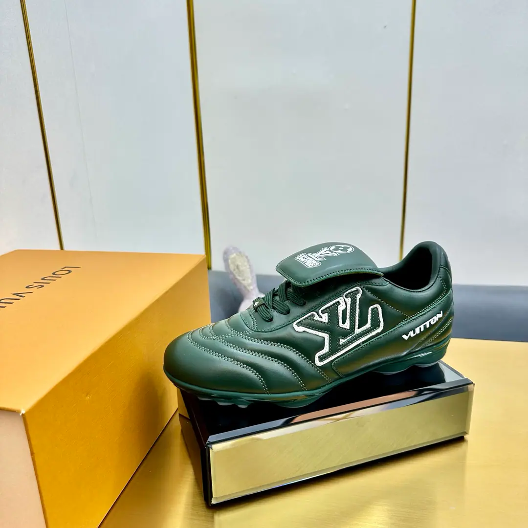 Plant price 2025New annual paragraphLVCouples with the same pair of shoes., 🔥🔥🔥It's just a fashionable thing to wear. This one. Footprint Soccer ♪ The sneakers on ♪2025The spring and summer fashion show., Yes.Pharrell Williams The first time I ever designed a football shoe.. Shoes are inspired by football that goes beyond generations and cultures., Echo2025Spring and summer fashion show., Theme for universal participation. Shoes are famous for their fluid design., The side is moving.IV InitialsSigning dots, The shoe-teleton straps are inspired by football.Lvers UnitedEmblem., And the soles of the soles of the rubber shoes are a lot of Louis Vuitton.. ♪ Fancy and leisure ♪ The fashion world., Codes（Female35-41, Women41Do it.）（Men39-46, 45-46Do it.）