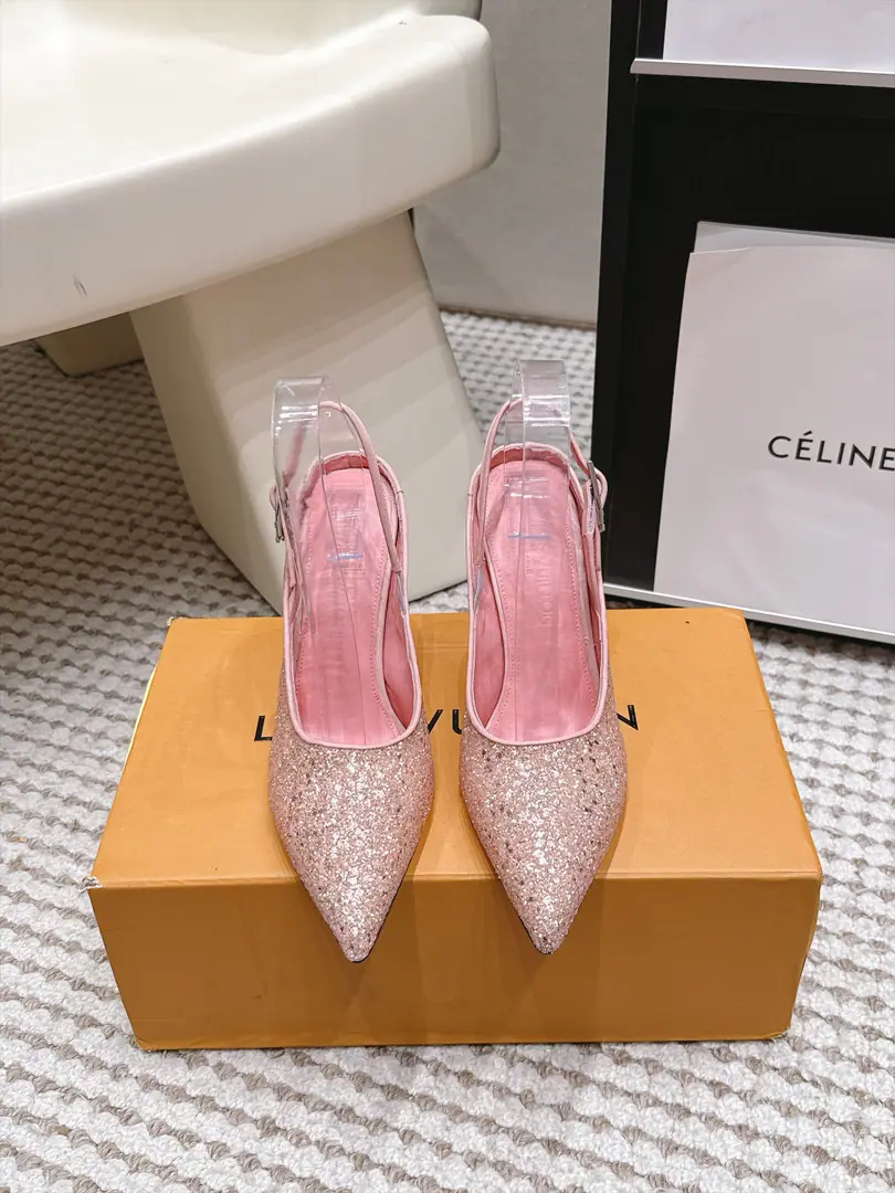 Top Quality Louis Vuitton 𝟐𝟎𝟐𝟔The sandals are empty behind the new heel. Picking cattle skins/Special bright spot.+Rear-and-regulating buttons design！Precision.LVMetal cutts+Pointy alien roast paints fine and tall.+Brand brand markings on heels., A long, sharp, stunned, leg-twig line.～Siu Gao and Elya are welded to their feet.～Xiang Fung～ Daily commute Dinner. I'm not dating anyone.～The atmosphere is steady and steady. - The upper foot is a good one.～Very advanced.～It's easy in every setting.hold- Yeah, I'm fine. Shoe.: Importing cow skin+- The drill. Littre: In the sheep's skin./Foot. Shoes under the sole.: That's a big one. He's tall.: 9cm Size: 35-41（40 41Make a no-refund order.）