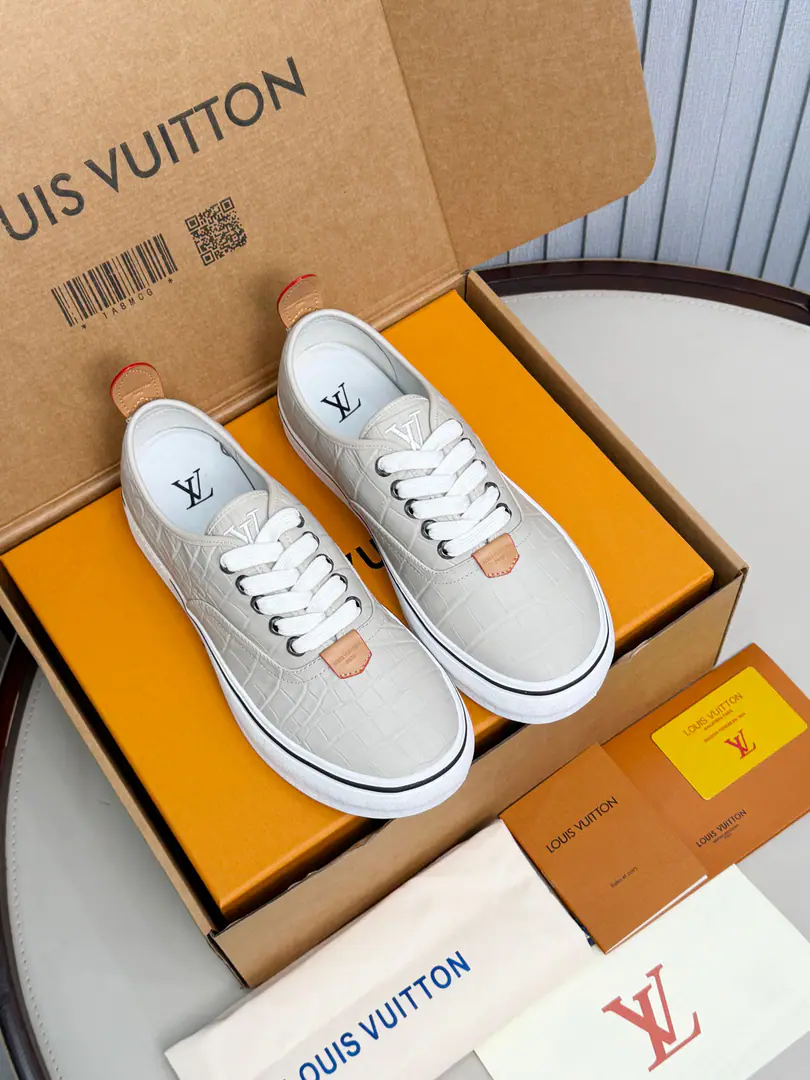 🔥🔥🔥The money comes in.🎉🎉Wang Gale is a Paris fashion show.🎉🎉New shoes are made of red crocodiles with a tattoo of leather., With white shoelaces., Metal shoe holes and a simple white shoe bottom.. It's quite a luxury. size:39-46