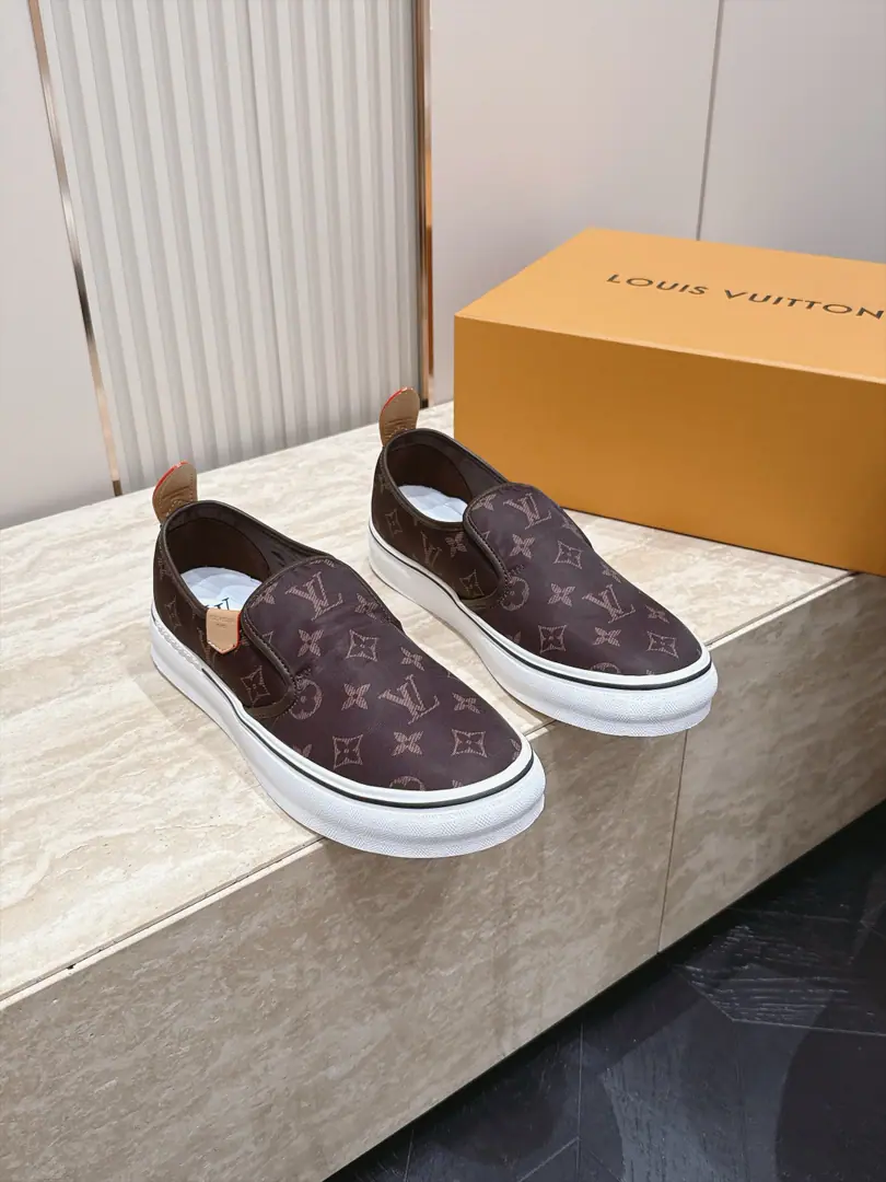 Men LVLouis Vuitton.LHome. The newest cowboy in the world with a donkey. Pump flowers. Old flower. Thick Leisure sports shoes Skis. Original procurement development Make the goods. This one.Lagoon Sports shoes for extraction Monogram Daningbu!, It's a classic.. The leather is wearing Louis Vuitton's logo., The glossy eye., The edges and shoelaces show the details., Dot Monogram The flower's rubber is so perfected. ▪️ Fabulous.: Customize head-deck skin ▪️ Uchi.: In the cow's skin. ▪️ Shoes under the sole.: Original Open Model Slide-InTPUMaterial ▪️ Bottom: 2.5CM ▪️ Size: 39-45