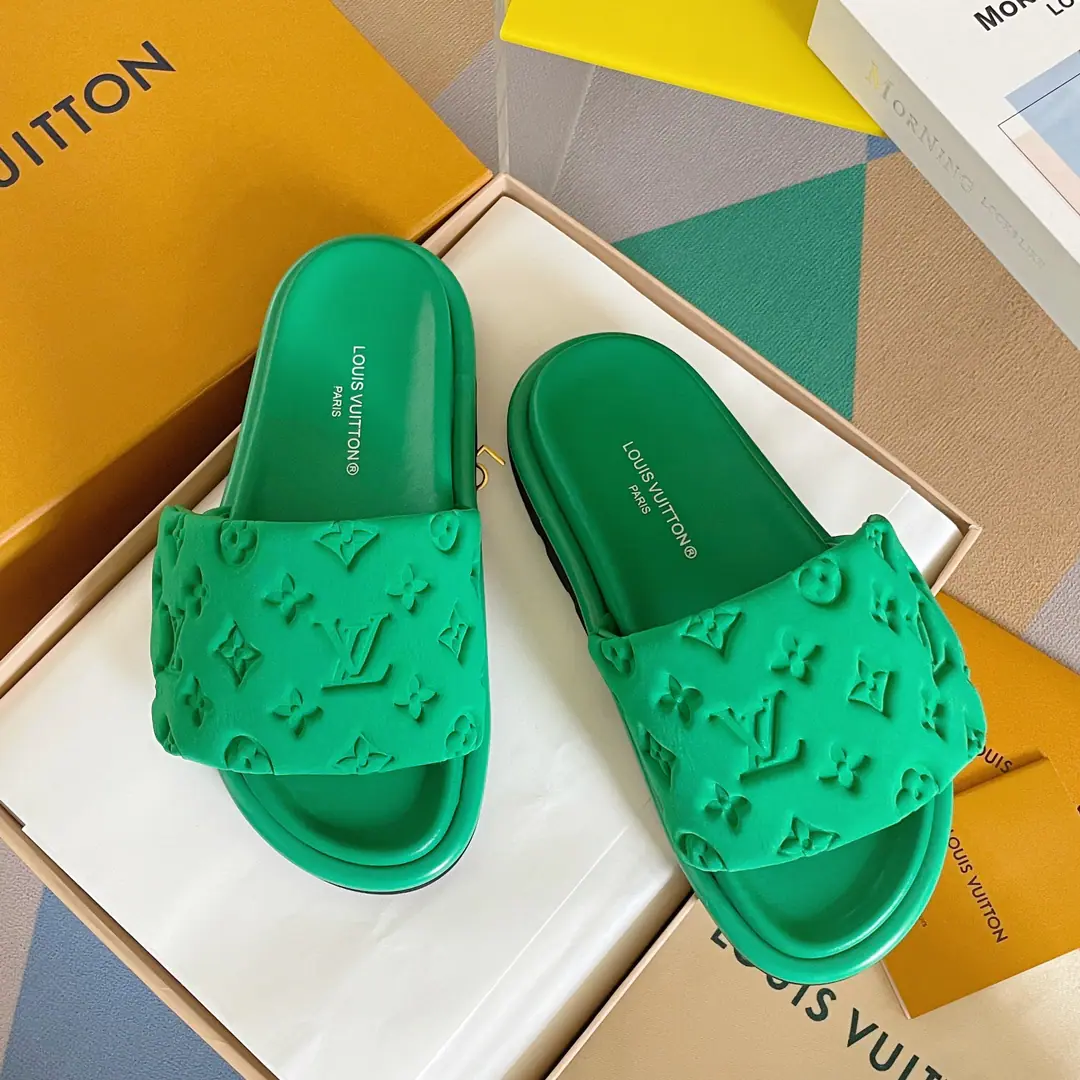 Top Version LVLouis Vuitton.LDonkey. OOL ILLOW COMFORT Magic stickers. Emboss Bread. Flat sandals. Original procurement development Make the goods. Paragraph ool illow Comfort Sub-floor cool towing with cushion for chlorbutyl rubber, Shape a comfortable wide shoe., Then the classics were printed. Monogram Pattern. Magic stickers are easy to adjust., Rough shoes and a convex to perfect the whole.. Send a cabinet for fine packaging🛍📦 ▪️Fabulous.: Original customized technology fabric ▪️Uchi.: Imports of soft sheep skins ▪️Shoes under the sole.: The original model of the rubber bubble is a big one. ▪️Bottom: 4CM ▪️Size: 35-40