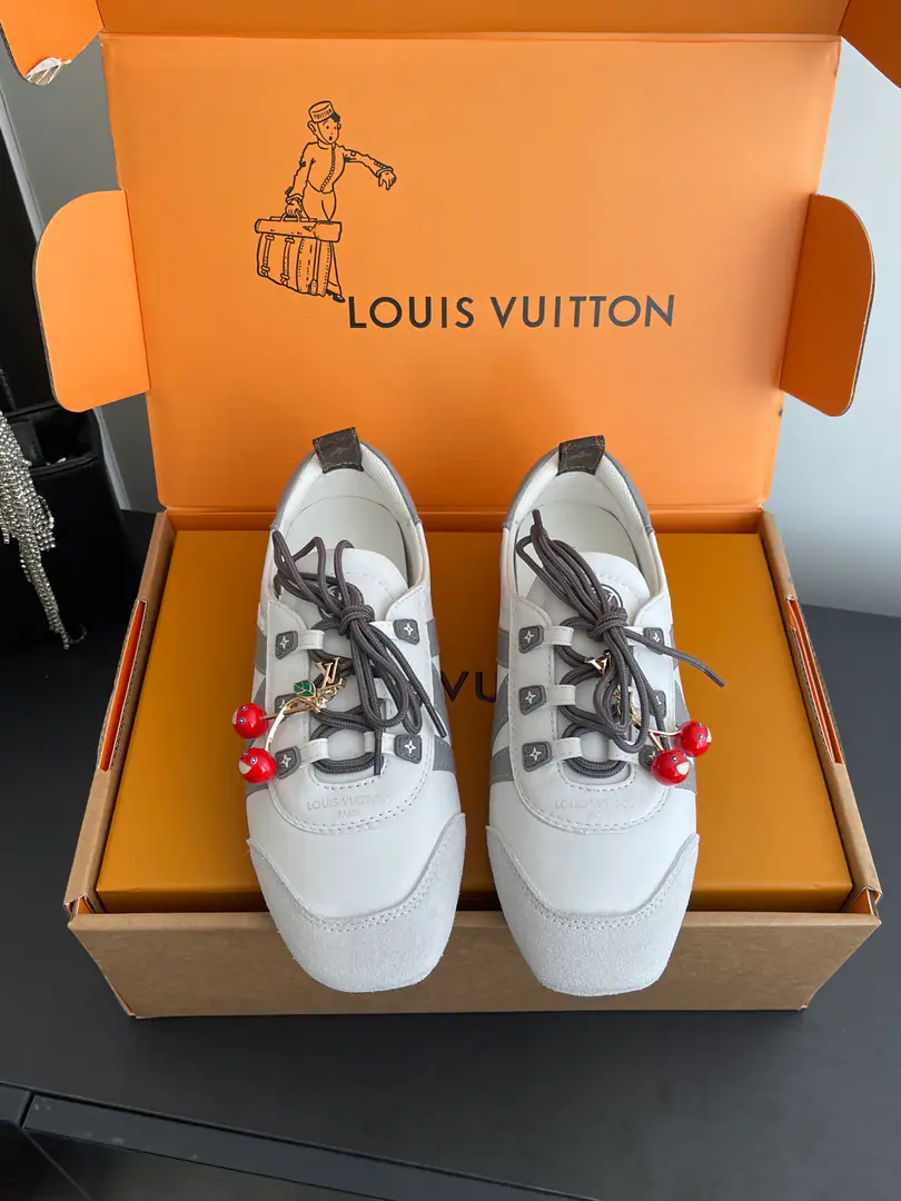 [🍒Cherry.➕60] 🏧𝐋𝐕 SneakerinaThe ballet shoes. Flat shoes, leisure shoes. Paragraph LV Sneakerina Ballet sneakers for summer., Will Monogram Daningbu is a fine match with the same colored cow leather.. The pair of shoes with the color. Monogram Flowers hanging, It's a fun one.. Sides are accelerator. LV Letter and rubber Louis Vuitton logo, The distinctive features of the current design. Monogram Daning's fabric./Cow leather./A leather belt. Louis Vuitton ElementsSacchetto Process infusion TPU Outside Codes: 35-41（40.41Do it.）