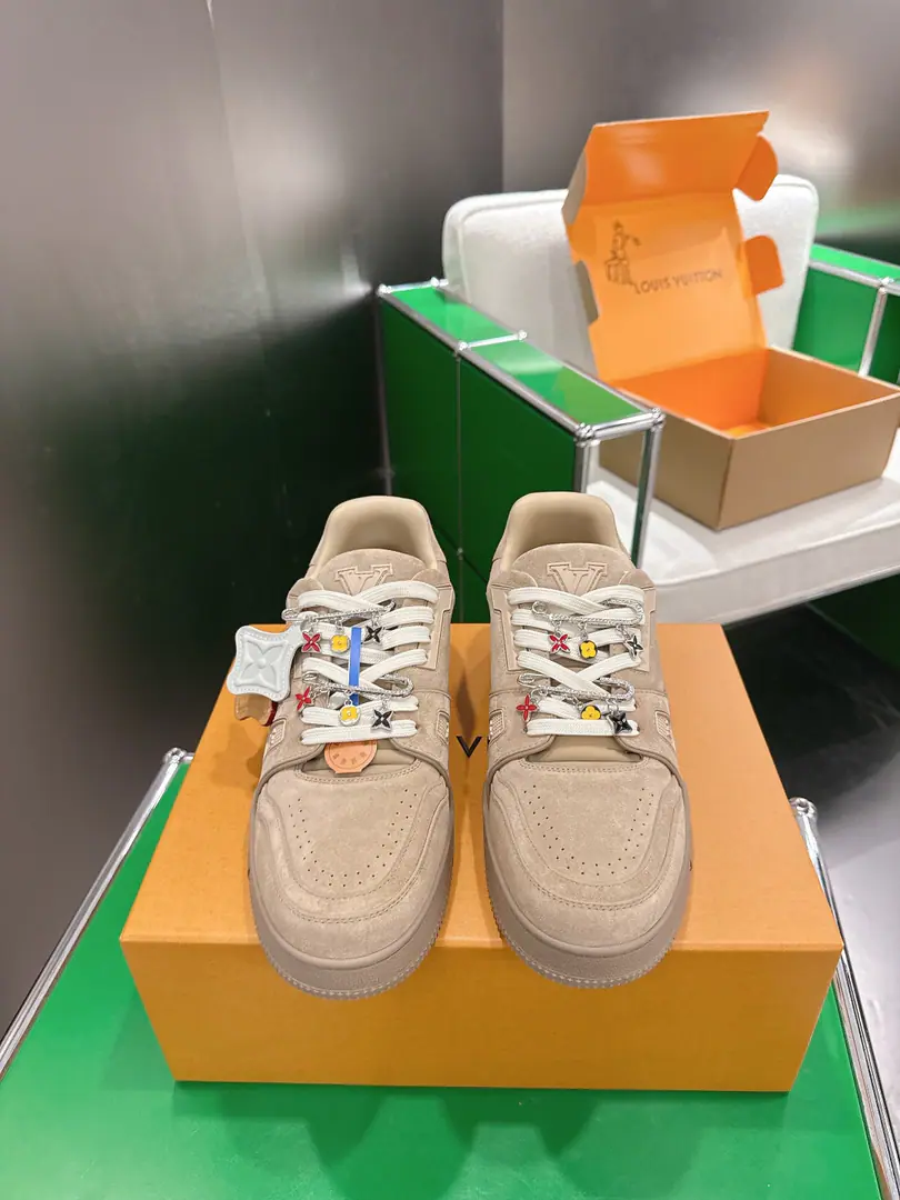 Append60Louis Vuiton Louis Vuitton. New paragraph LV Trainer- Series of basketball shoes. ‼️ Paragraph LV Trainer Staples for the label., The old-fashioned old-fashioned, old-fashioned, old-fashioned, velvet-covered cow leather.. Monogram Flower decorating leather shoe belts., It's a very colorful comparison with the shoe.. Louis Vuitton handwritten embroidery markings and #54 Signing side-to-side split.. Degenerative-flurable cattle leather identification element external bottom of rubber Monogram Flowers. Codes: 35-45