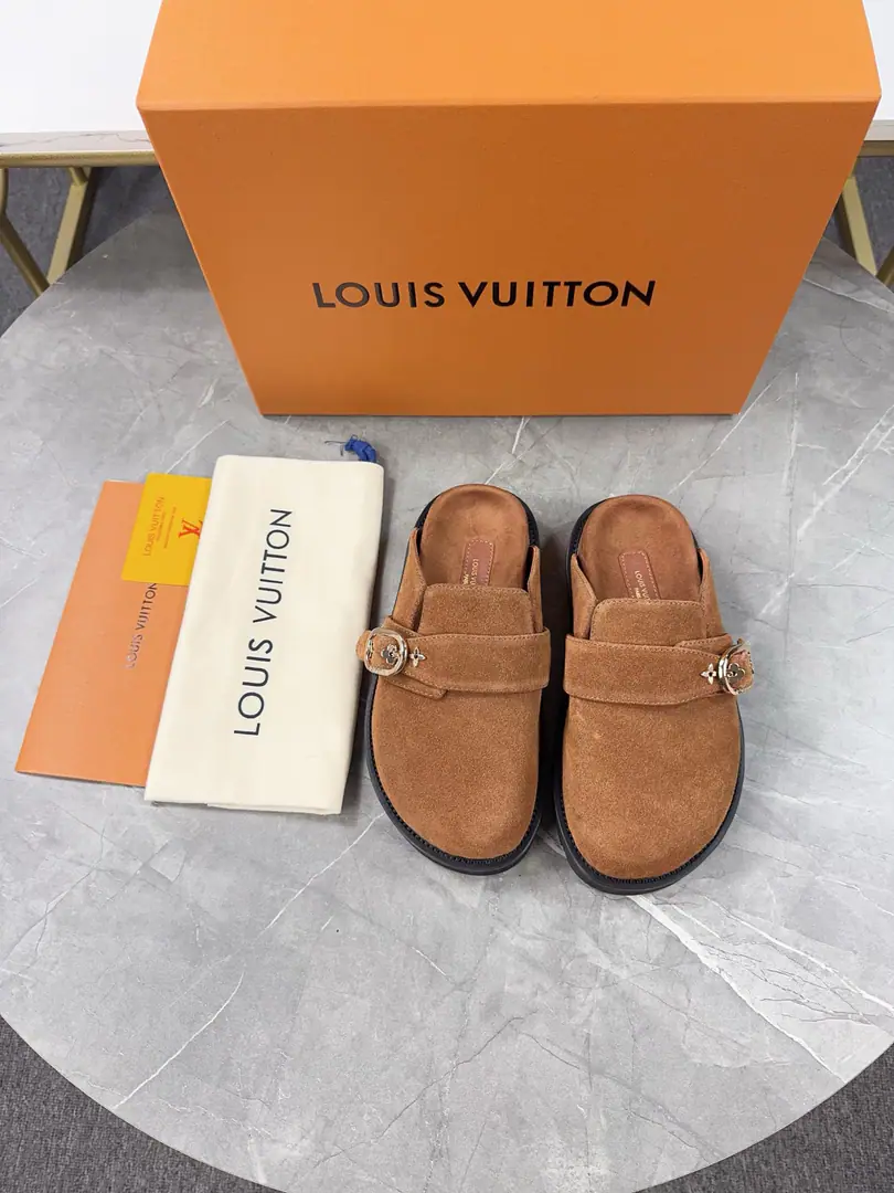 Couple money.👩🏻👱 Series slippers Half bag tow. louisvuitt…on fw. new arrival～ L…v aspen Water table slippers LHome.2025Autumn and bracken slippers.🆕New Classicmonogram Bulb material from the bottom, The thicker floor is full of comfort.💯 Full gain.💯 The inside sheep. size 35-45