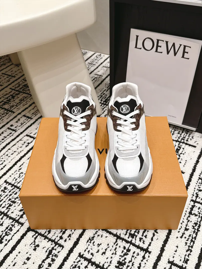 Requisition level #Female Louis Vuitton Run Away 26/New paragraph Leisure sports shoes​​ This is... ​​Louis Vuitton Run Away Sports shoes​​, White net shoes with silver leather., A light blue dot in the shoe tongue and shoelaces., Dark design, Both the tongue and the side of the shoe. LV Circle logo. The whole thing... LV Two years of a hot, old-fashioned shoe.. The shoes are not bad., A few key points. ​​Quite new.​​: White + Silver + The blue color is very good., Summer is a perfect dress.. ​​We're getting thicker.​​: It's a certain increase., But it's not that big a deal., It's natural to wear it everyday.. ​​I'm gonna get some air.​​: It's not boring in summer., Comfort is good in the same price.. ​​More colours​​: Except for this white blue color., And black and white., Pink, Full white waiting for multiple colours. Size: 35-39（40.41I'll make sure I don't change it.）