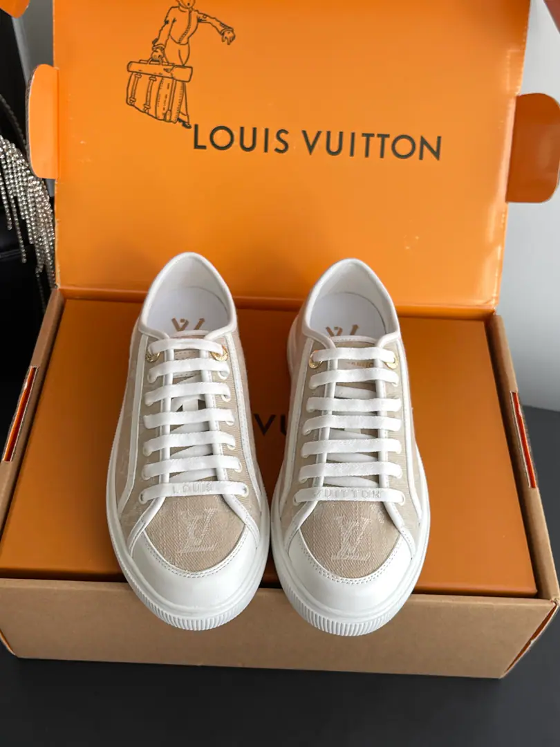 🏧𝐋𝐕Louis Vuitton. Latest Leisure and sports skateboarding A sea of youth. The upper foot is very old. The upper foot is comfortable. The color is very young. Shoes are for the soles.LVThe gold stuff is in the hole. Make the whole shoe work. Special electric marks on the shoe.logo Designed and super-famous and elegant.. Shoes are custom-made for cowboy cloth.+In the cow's skin.+Original version to open Codes: 35-39（40 41Do it.）