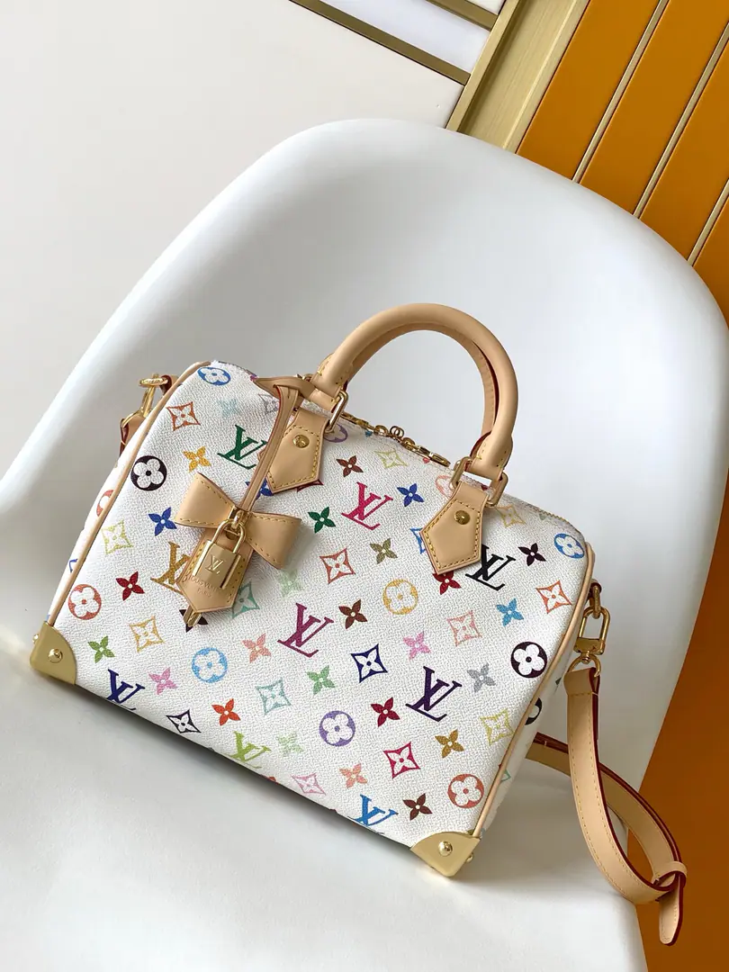 Paragraph M13085 Speedy Bandoulière 25 The bag is classic. Monogram The pattern is a bright color from the Japanese artist village., And with the butterfly-shaped key bag, it shows Louis Vuitton. x The spirit of the village cooperation series. Cow leather. Toron Hand handle and straps that can be deactivated and adjusted, The glitter locks and the corner quotes the brand luggage elements.. Dimensions: 25×19×15cm