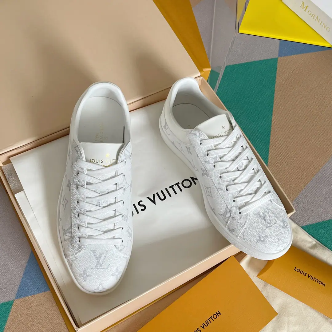 Top Version LVLouis Vuitton.LUXEMBOURGSeries White shoes. Donkey.LHome is a classic. Luxembourg The sport and leisure shoes are made of soft, black-fielded cow hides., It's a Louis Vuitton. Monogram Bars. The lines are simple and clean., Details are fine., Like the gold-coloured Louis Vuitton logo on the shoe tongue and the rubber-side. Monogram Flower pattern. The fittings are for fine packaging.🛍📦 ▪️Fabulous.: Original import of head-level cattle skin ▪️Uchi.: Importing cow skin+In the air network. ▪️Shoes under the sole.: Original OpenTPUSlipboard Base ▪️Bottom: 2.5CM ▪️Size: Men38-45