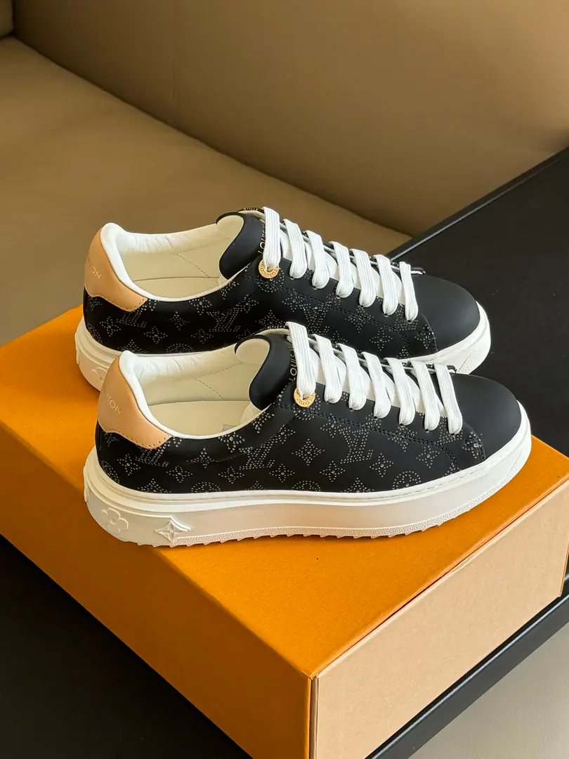 Top Quality Louis vui……tton ss24 new arrival～ LIt's a classic thick-down sneakers.2024Spring and summer new edition🆕 ParagraphTime Out Soft cow leather for sneakers., Light up the side-side sign with a bright eye.. The placarded eye and the back metal skins are rich in detail., The thickest rubber outside. Monogram Flowers.. Top class.35-41