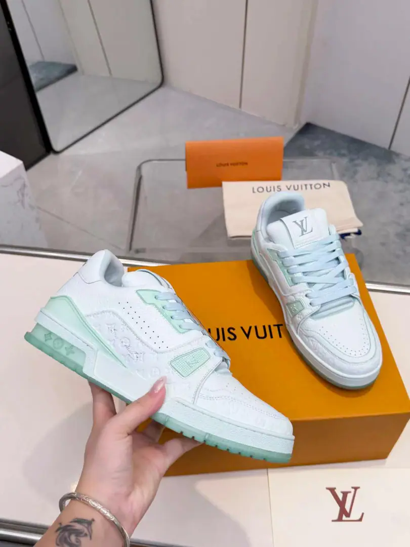 Plant price LV Skate Ice-blue-net skateboard shoes.｜Spring and summer, Qingxin, the luxuries shoe pole. 1.Total milk and white+A light blue impact design., ♪ The sight is so soft ♪, Both men and women can handle it.. Shoe face blends with top-story smooth cow skin., Particle pressure tan., The beehives are three types of material., The layers are so rich that they can get the heat out.. The four-mungsted-square-square-species rubber is a series of iconic designs., Process solid stereo. 2.The thicker sponge shoe is wrapped in comfort and no foot., Coarse saliva straps reinforce street attributes. Quadratic rubber with branded flower tattoos, A combination of face value and shock-resilient effect, The deep-tooth line is smooth-proof., A combination of skateboarding and daily commute.. 3.The colored ones don't come easy to break., It fits most of the leisure style., It's not too much to say., The details are all over the place.LVHigh-end shoe manufacturing process, It's a spring and summer shoe.. 4.Packaging: Full package 5.Codes: Couple money.35-45Code