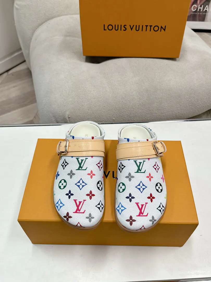 LV TO-GO COMFORT Louis Wittenberger, wraps his head on shoes.‼️ Fashion is a regular thing. Half-drawn. LV To-Go Comfort Cool tow.Monogram The canvas., It's a comfort and a stale experience.. The modifiable shoelaces with Louis Vuitton markings., Light rubber exterior quoteIVArchlightThe wave shape of the sneakers.. • Monogram The canvas. •A couple of buttons. •Louis Vuitton Elements • Rough shoes. • Rubber, The bottom of the shoe is in the tweezers. Monogram Flowers. Codes: 35-41（41Make a reservation or not.）
