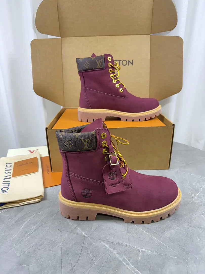 Top Version: Couple money.LV x Timberland - Timper. Joint contributions Old flower. Pump flowers. Big yellow boots. And ankle boots. Short boots. LV x Timberland And the ankle boots. Monogram Water-proof, velvet-faced cow leather., The master craftsman of the brand is a master of the Italian classics. Timberland 6 Inches of boots., You can see it in American style. Pharrell Williams Made it. 2026 Autumn Men's Dress Show. Monogram Scratch., Timberland The original shoelaces and the outer lookout detail., Leather tags are written collaboratively Send a cabinet for fine packaging🛍📦 ▪️Fabulous.: Original customized import of head-level cattle skin ▪️Uchi.: Original custom skin/The net. ▪️Otsumi!: Original modeling of slide-resistant rubber material ▪️Bottom: 3.5CM ▪️Size: Female35-40 Men39-47Batch