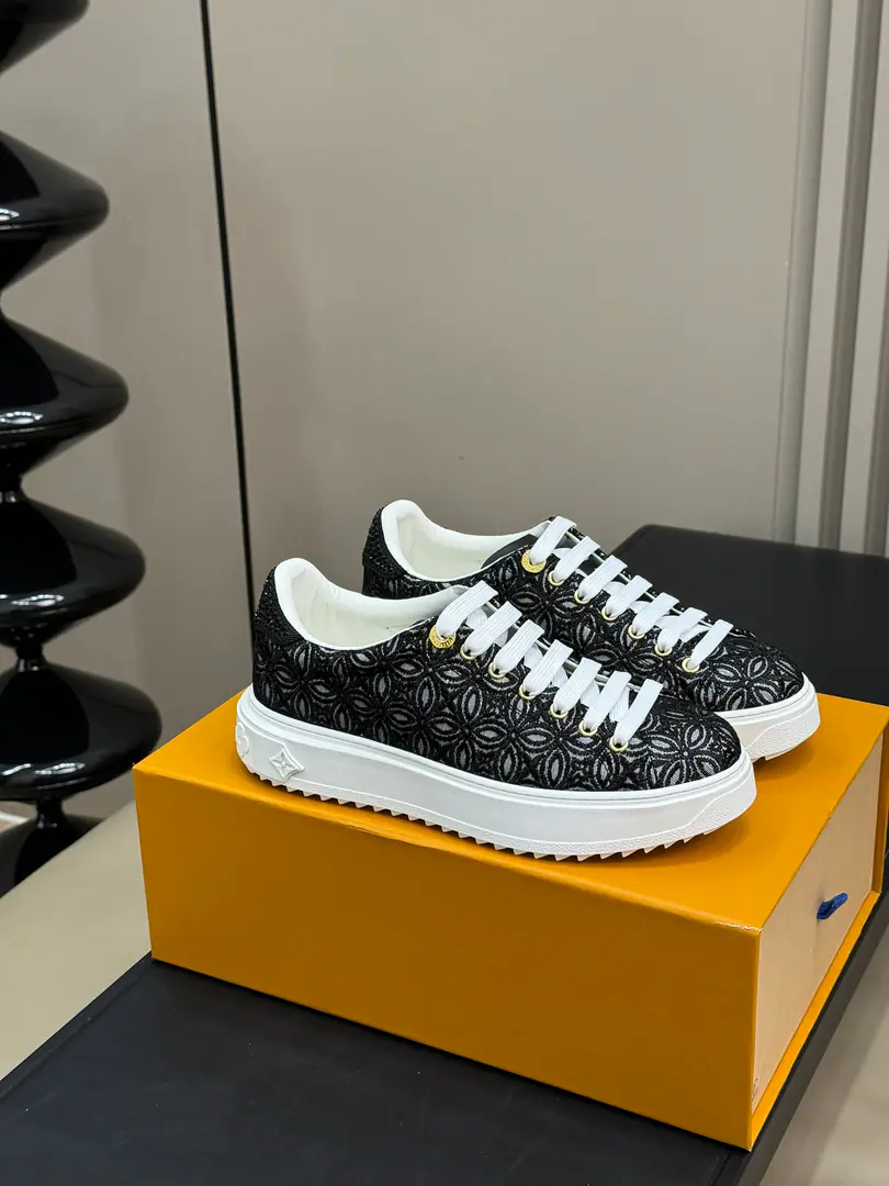 Top Quality Louis vuitton ss24 new arrival～ LIt's a classic thick-down sneakers.2024Spring and summer are new colors. The leather-coated man embroidered his shoes., It's superb., It's so hymn.！ Paragraph Time Out The sneakers are a mini-stamp for soft cow leather. MonogramPattern, - Oh, my God.L, v A classic design.. 3DIdentification dots, Cline the outside of the comb., The plaque of the eye adds details.. Top class.35-41