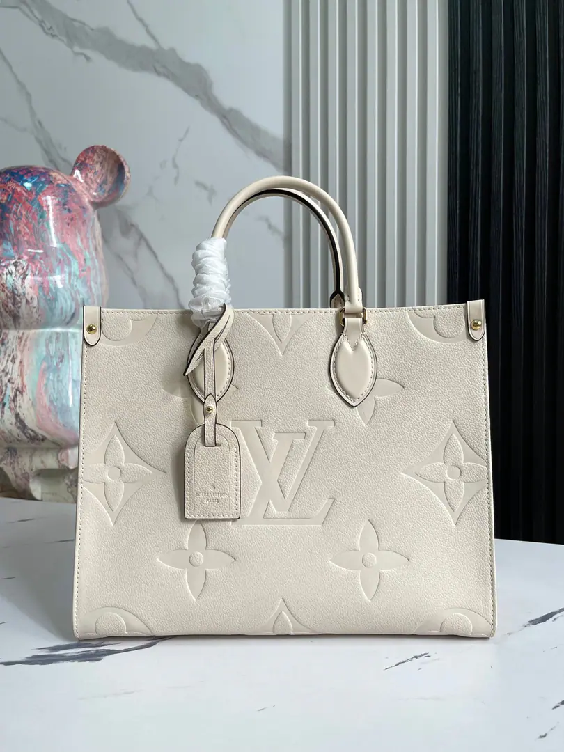【Top First List It's so exclusive. 】M46531 M45595White Pumperixion Paragraph OnTheGo Medium Handbags. Monogram Empreinte Leather., Boiled with a grain of fabric. Monogram Ballast, To inject a beautiful hymn into the shape of the diagonal.. A rich inner layer of microfibres can accommodate laptops., Leather handles and shoulder belts are being rolled to achieve multiple means of carrying.. Dimensions35 x 27 x 14