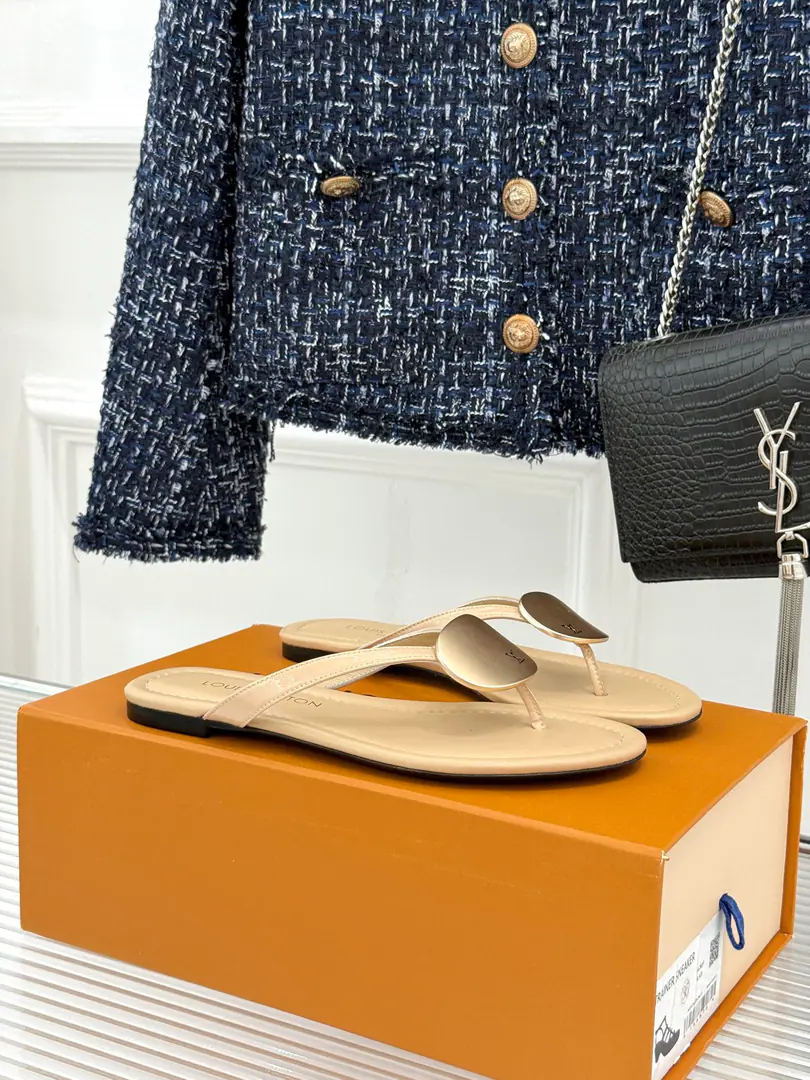 🏧𝐋𝐕Louis Vuitton. New paragraph Treasure Fong Metal buttons. The flat with the toe-toe sandal slippers.. The fabric is custom-made for cattle skin. I'll put my foot on the skin inside. The original Italian is a big one. Size35-41［40.41Do it.］