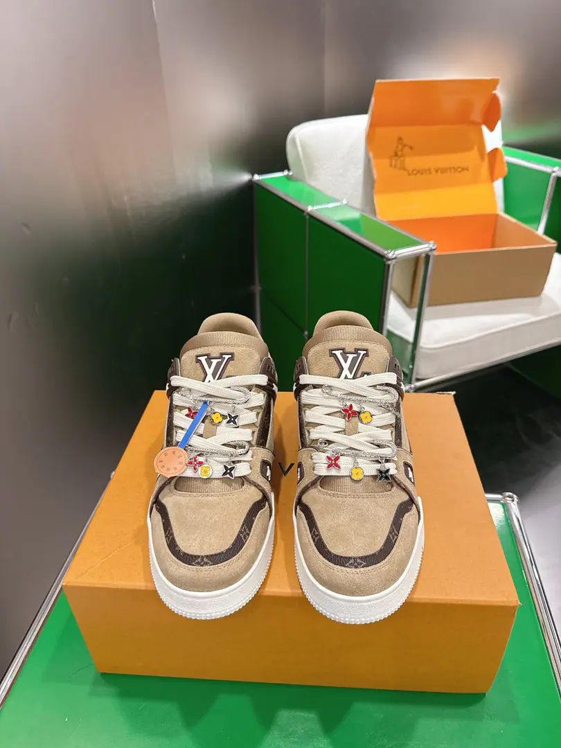 Append60Louis Vuiton Louis Vuitton. New paragraph LV Trainer- Series of basketball shoes. ‼️ Paragraph LV Trainer Staples for the label., The old-fashioned old-fashioned, old-fashioned, old-fashioned, velvet-covered cow leather.. Monogram Flower decorating leather shoe belts., It's a very colorful comparison with the shoe.. Louis Vuitton handwritten embroidery markings and #54 Signing side-to-side split.. Degenerative-flurable cattle leather identification element external bottom of rubber Monogram Flowers. Codes: 35-45