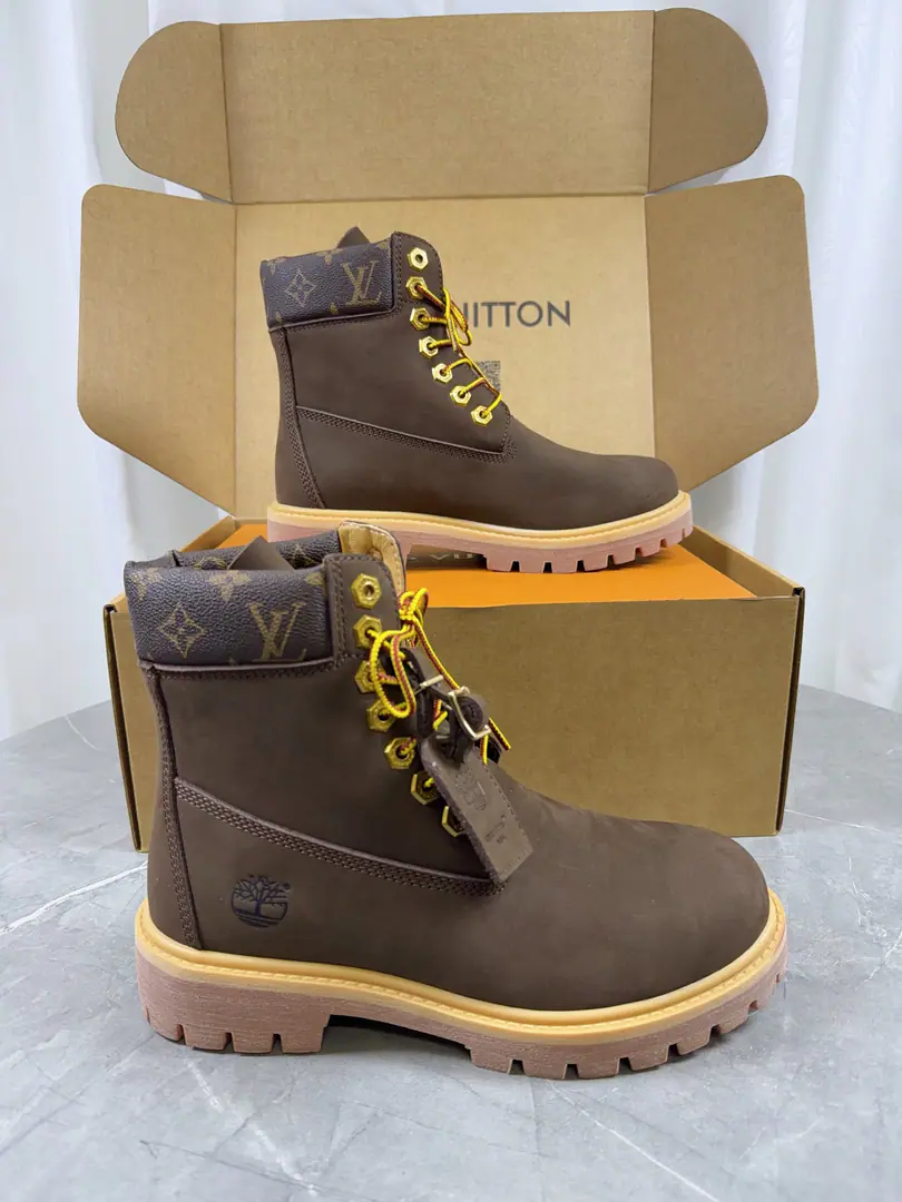 Top Version: Couple money.LV x Timberland - Timper. Joint contributions Old flower. Pump flowers. Big yellow boots. And ankle boots. Short boots. LV x Timberland And the ankle boots. Monogram Water-proof, velvet-faced cow leather., The master craftsman of the brand is a master of the Italian classics. Timberland 6 Inches of boots., You can see it in American style. Pharrell Williams Made it. 2026 Autumn Men's Dress Show. Monogram Scratch., Timberland The original shoelaces and the outer lookout detail., Leather tags are written collaboratively Send a cabinet for fine packaging🛍📦 ▪️Fabulous.: Original customized import of head-level cattle skin ▪️Uchi.: Original custom skin/The net. ▪️Otsumi!: Original modeling of slide-resistant rubber material ▪️Bottom: 3.5CM ▪️Size: Female35-40 Men39-47Batch